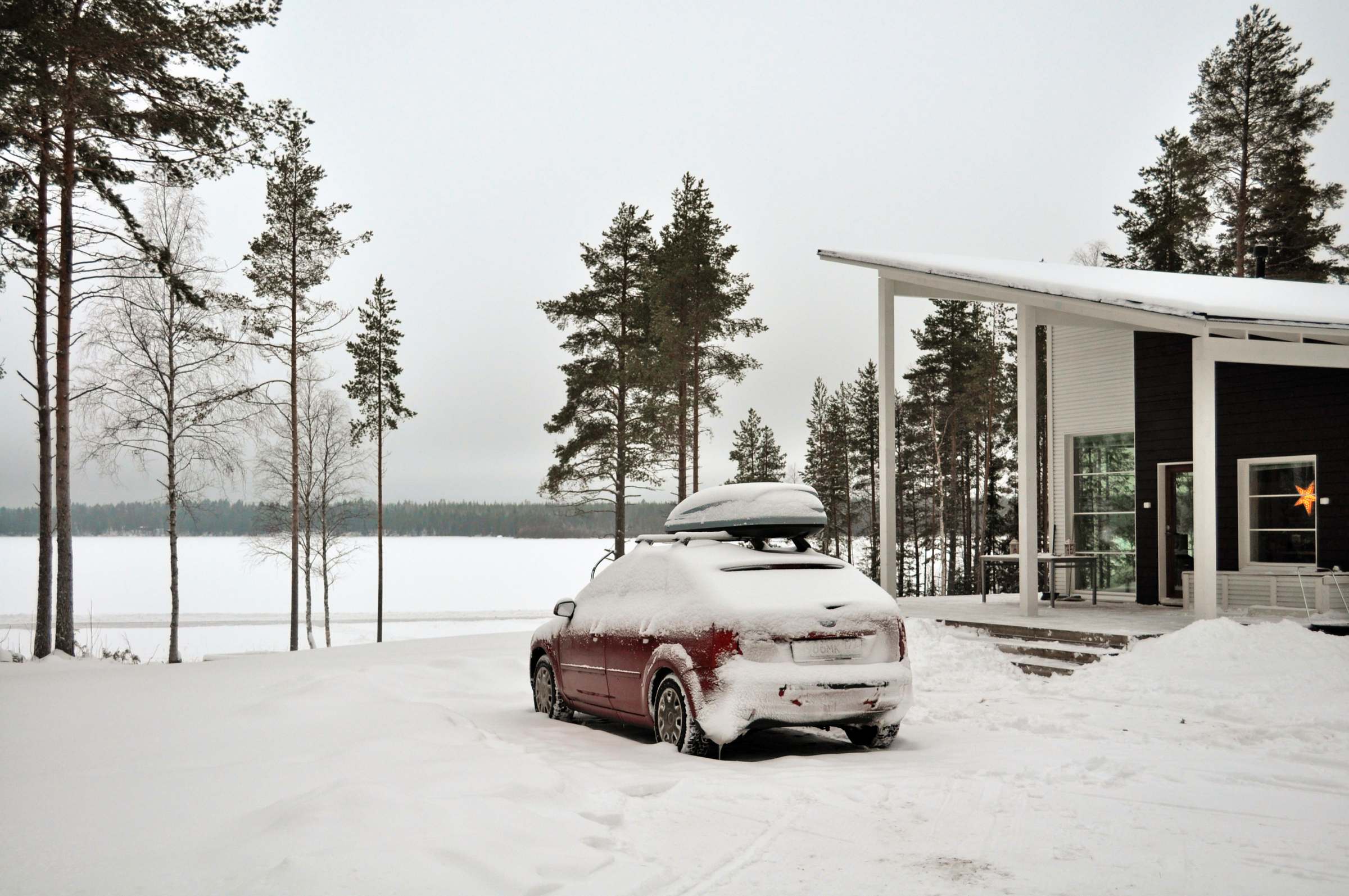 Зимнее утро у озера в Финляндии