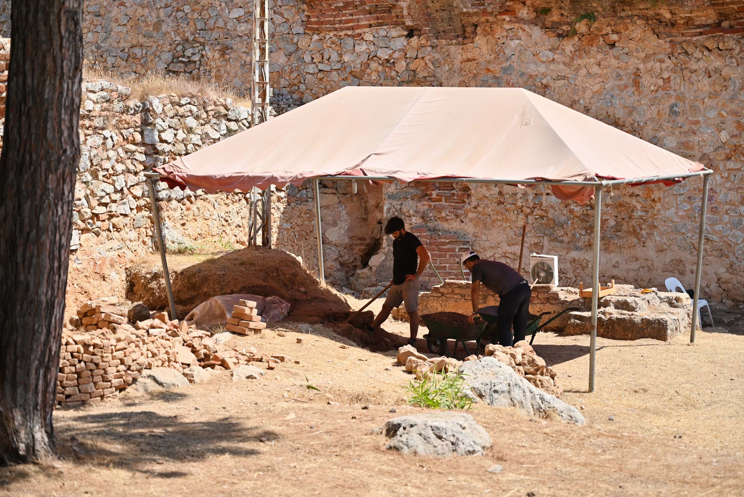 Турция, раскопки в замке Ичкале крепости Аланьи