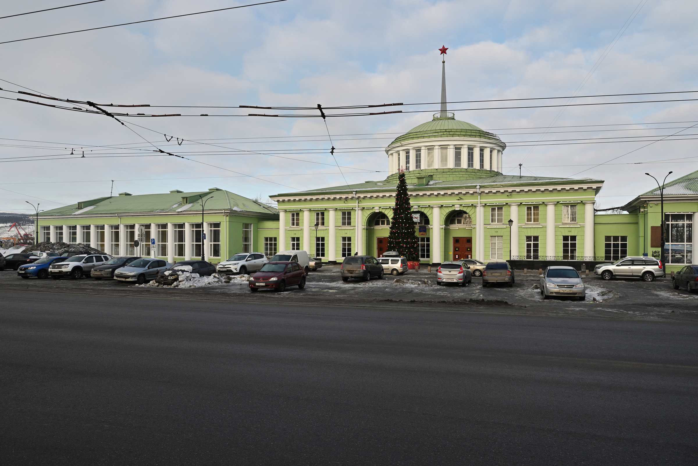 Мурманск в марте. Железнодорожный вокзал Мурманск.
