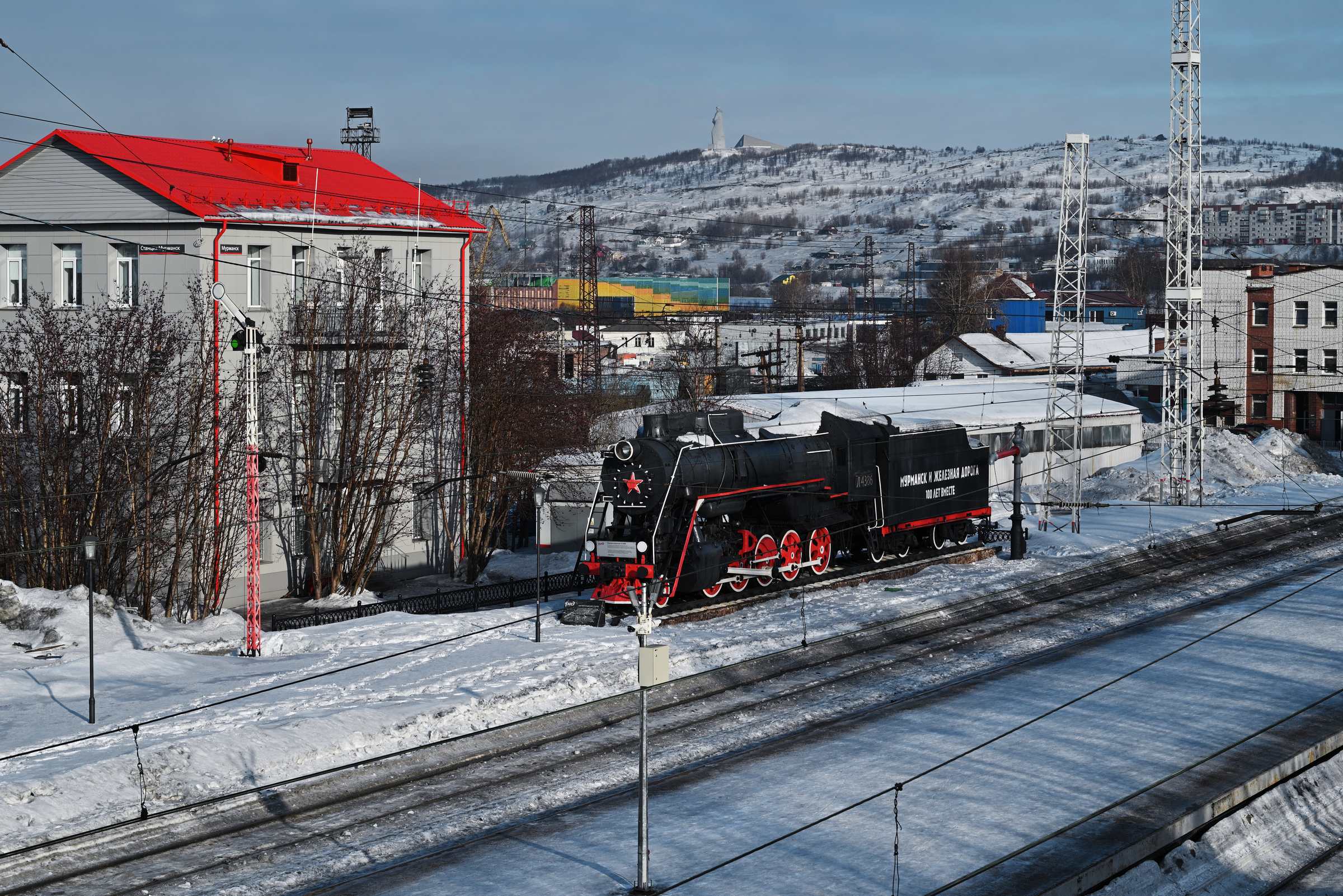 Мурманск в марте. Памятник паровозу Л-4386 на железнодорожная станции Мурманск.