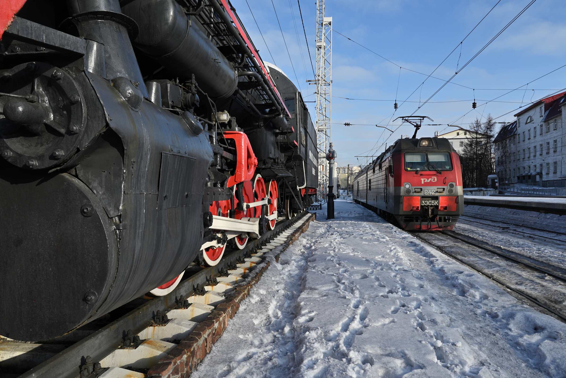 Мурманск в марте. У паровоза Л-4386 на железнодорожная станции Мурманск.