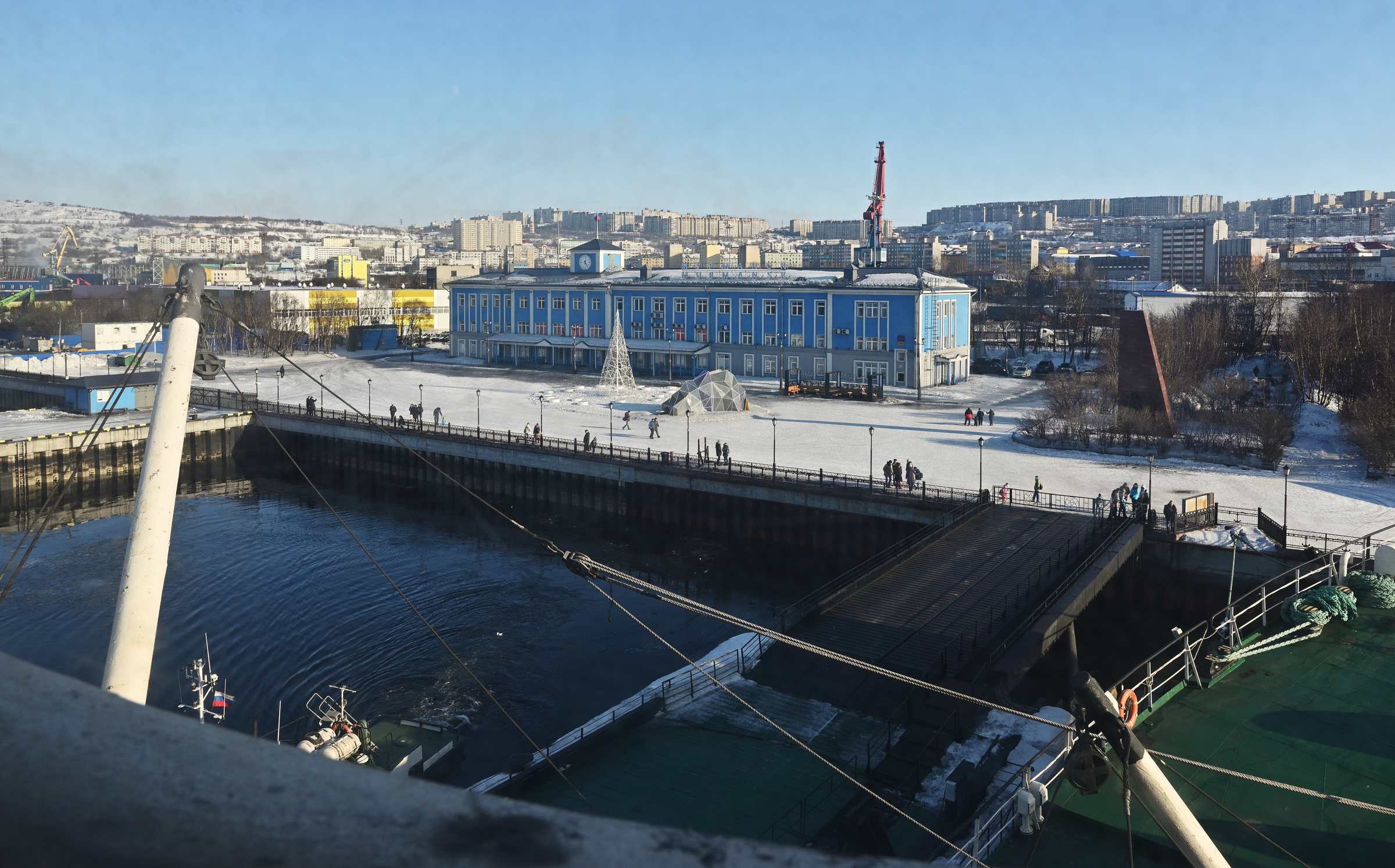 Мурманск в марте. Вид на Мурманск из ходовой рубки атомного ледокола «Ленин».