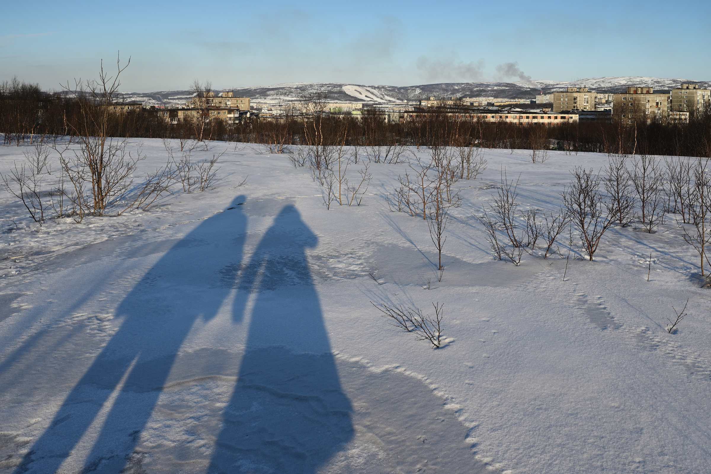 Вид на Мурманск с сопки Зелёный мыс недалеко от мемориала защитникам Заполярья в марте.