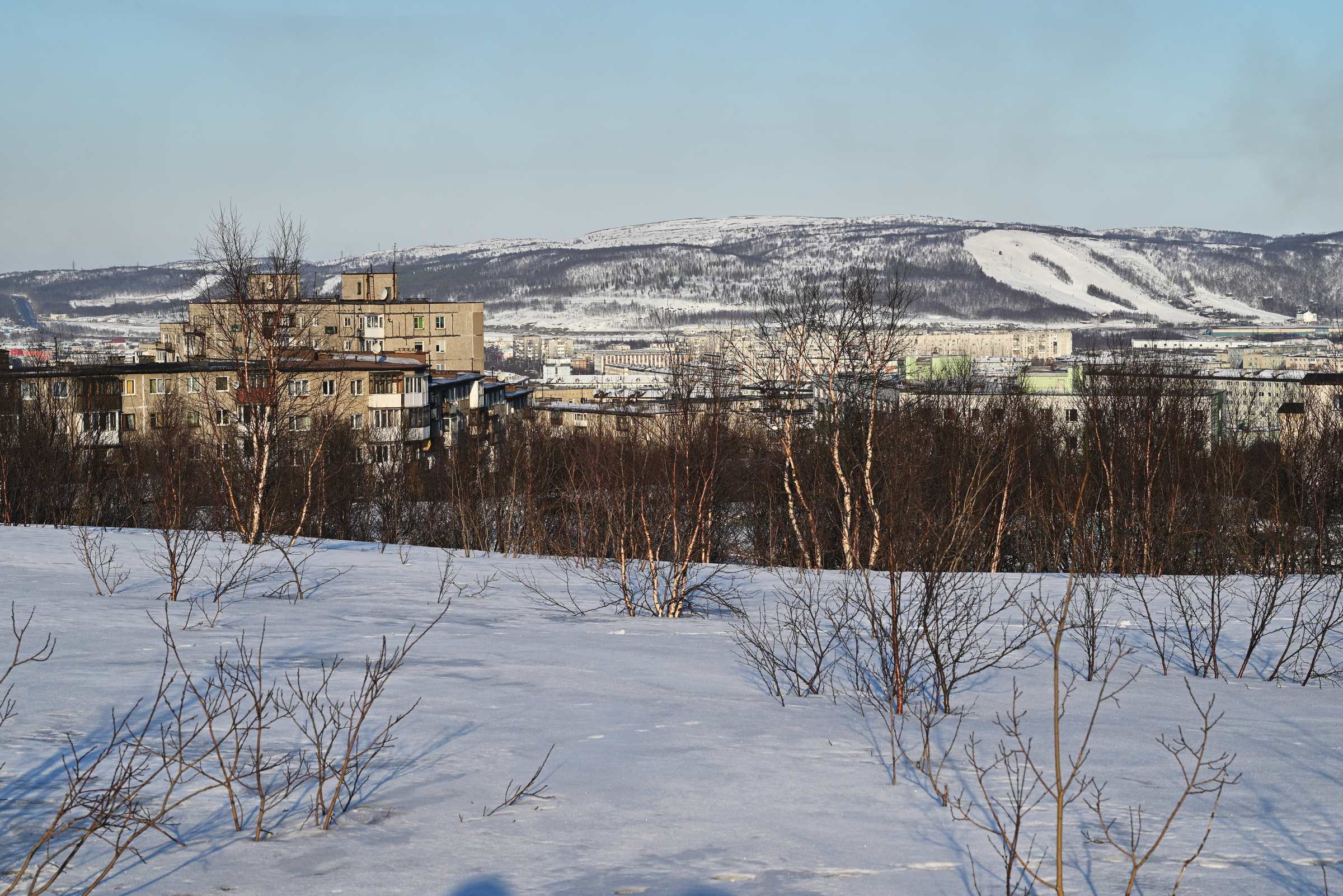 Вид на Мурманск с сопки Зелёный мыс недалеко от мемориала защитникам Заполярья в марте.