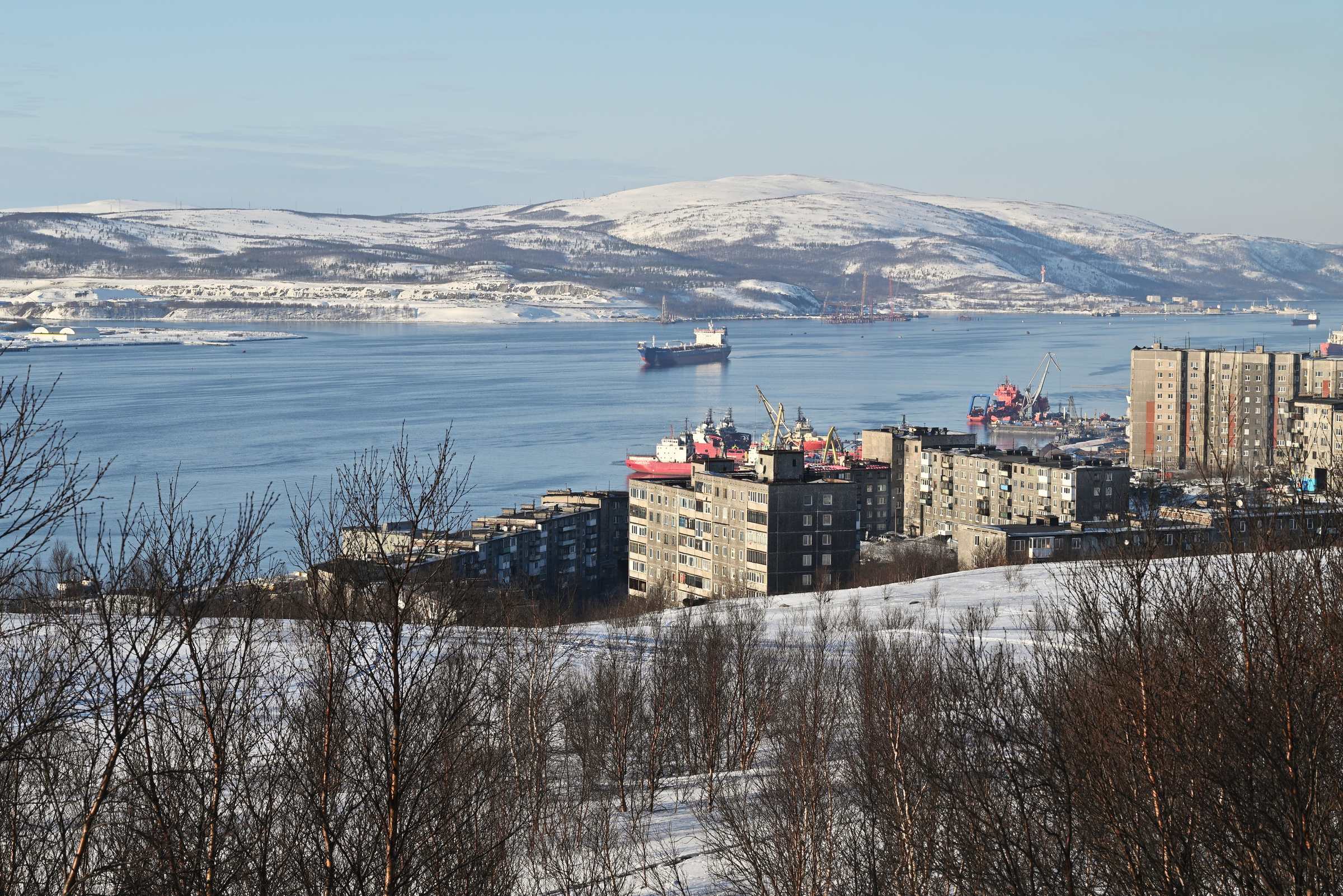 Вид на город-порт Мурманск и Кольский залив от Мурманского Алёши в марте.