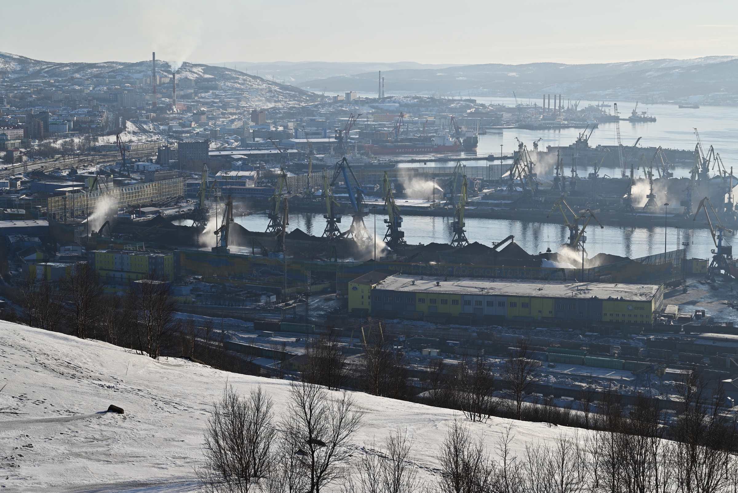 Вид на порт Мурманска от мемориала Защитникам Советского Заполярья в марте.