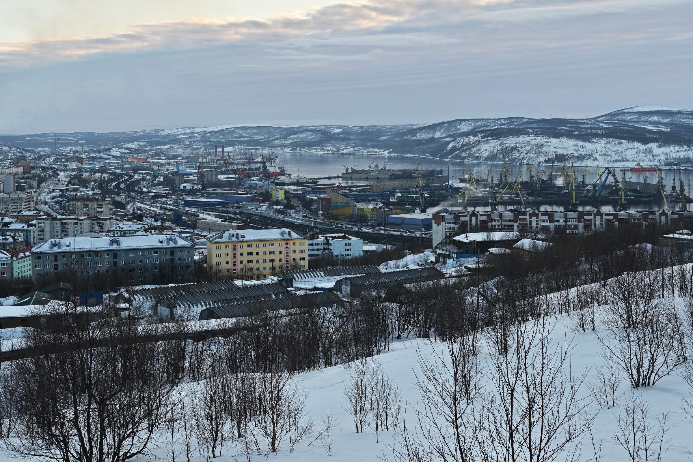 Вид на порт Мурманска от памятника мужеству и стойкости жителей Мурманска в годы Великой Отечественной войны.