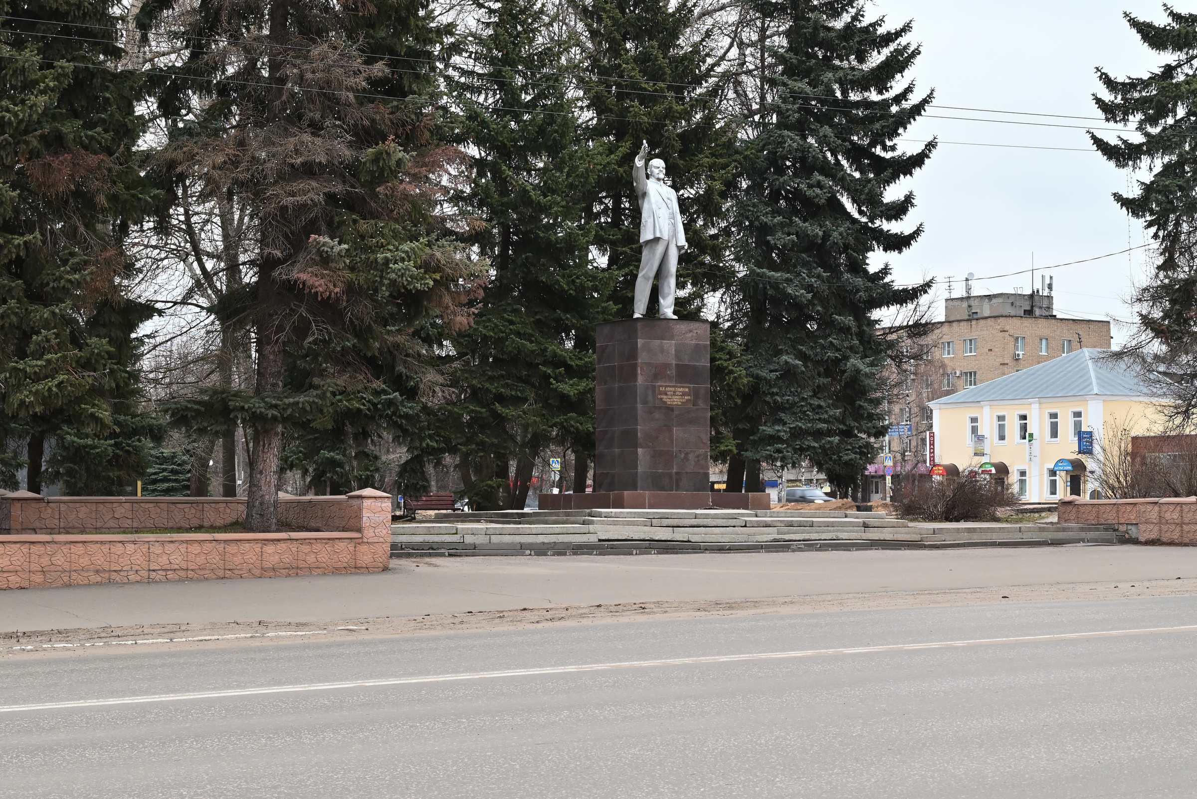 Гусь-Хрустальный. Памятник В. И. Ленину на улице Калинина.