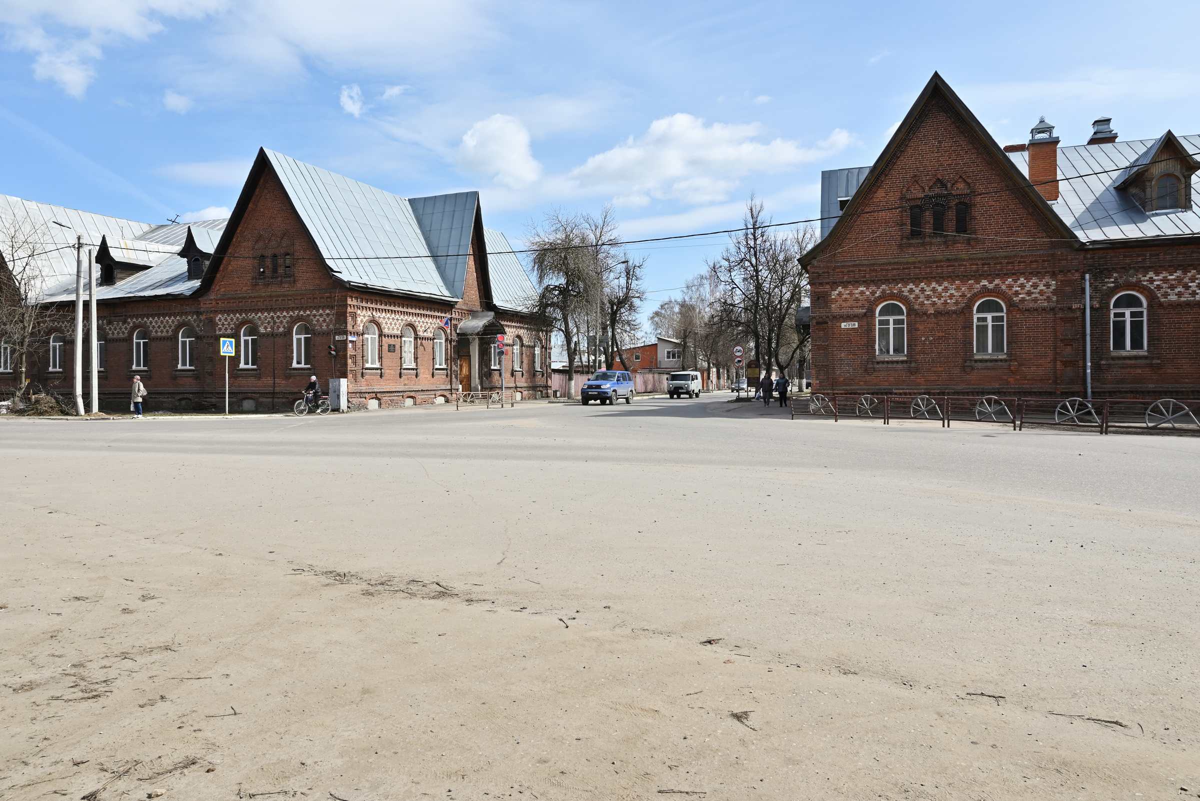 Дома на улице Калинина напротив Георгиевского собора в Гусь-Хрустальном.