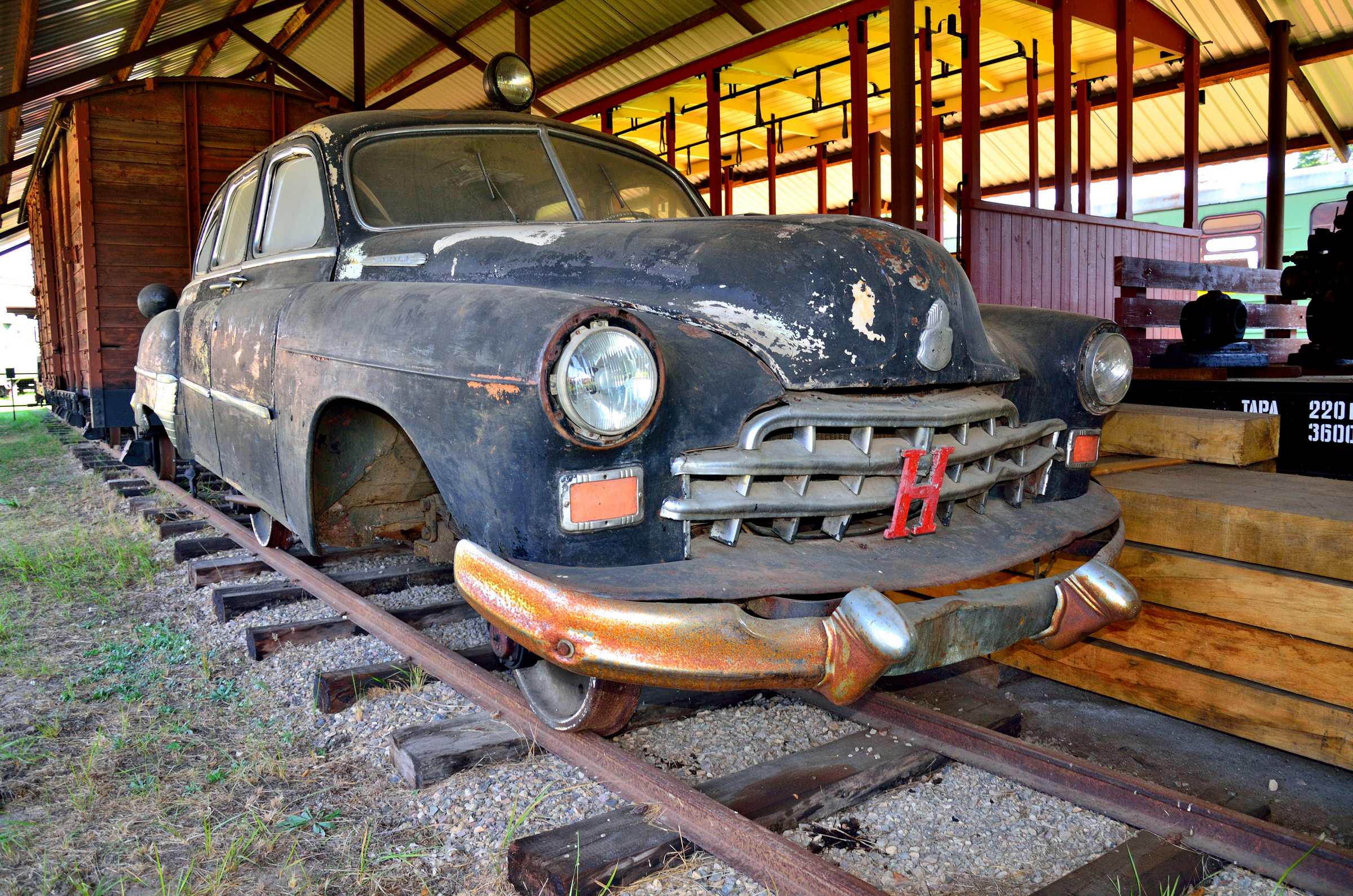 Дрезина-автомобиль ЗиМ в музее паровозов Кукушка