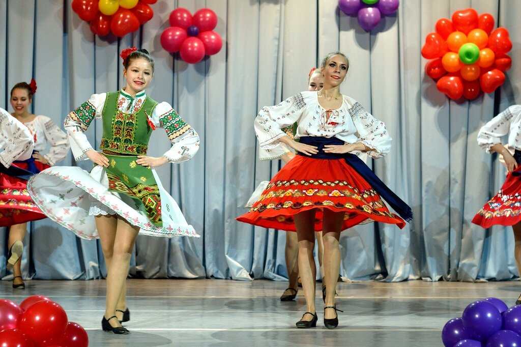 Отчётный концерт детского хореографического коллектива Солнцецвет. Молдавский танец «Под небом Плоэштии».