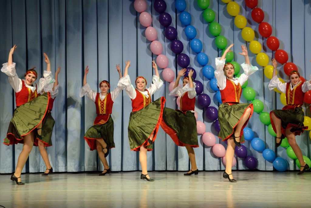 Отчётный концерт детского хореографического коллектива Солнцецвет. Греческий танец «Сиртаки».