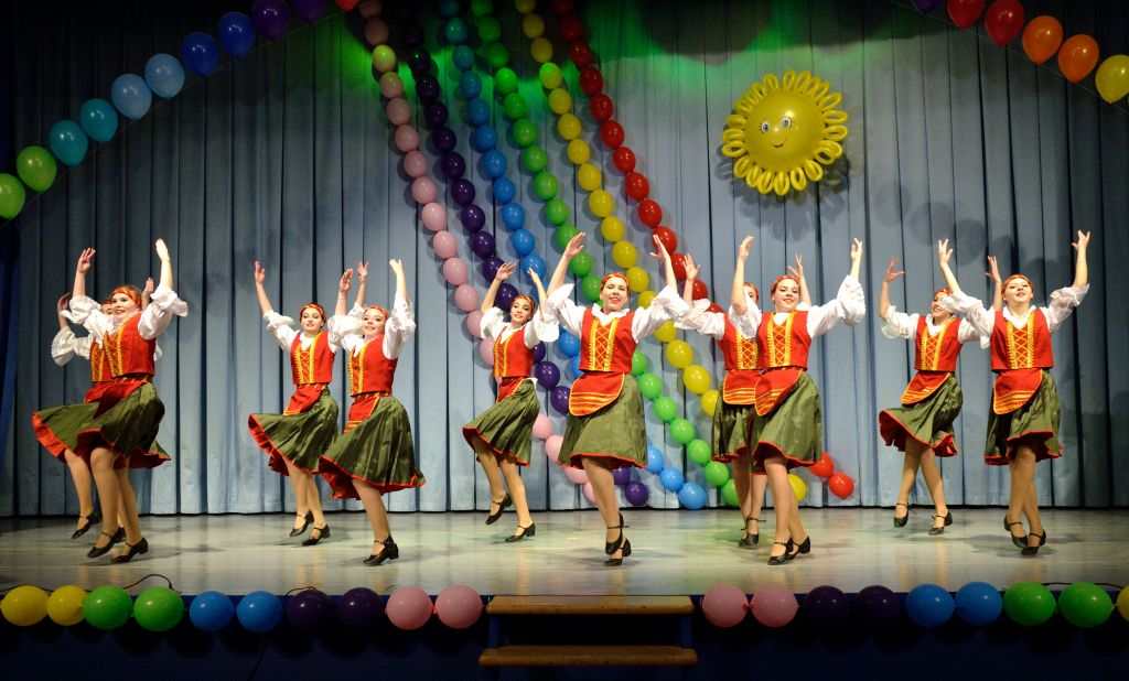 Отчётный концерт детского хореографического коллектива Солнцецвет. Греческий танец «Сиртаки».