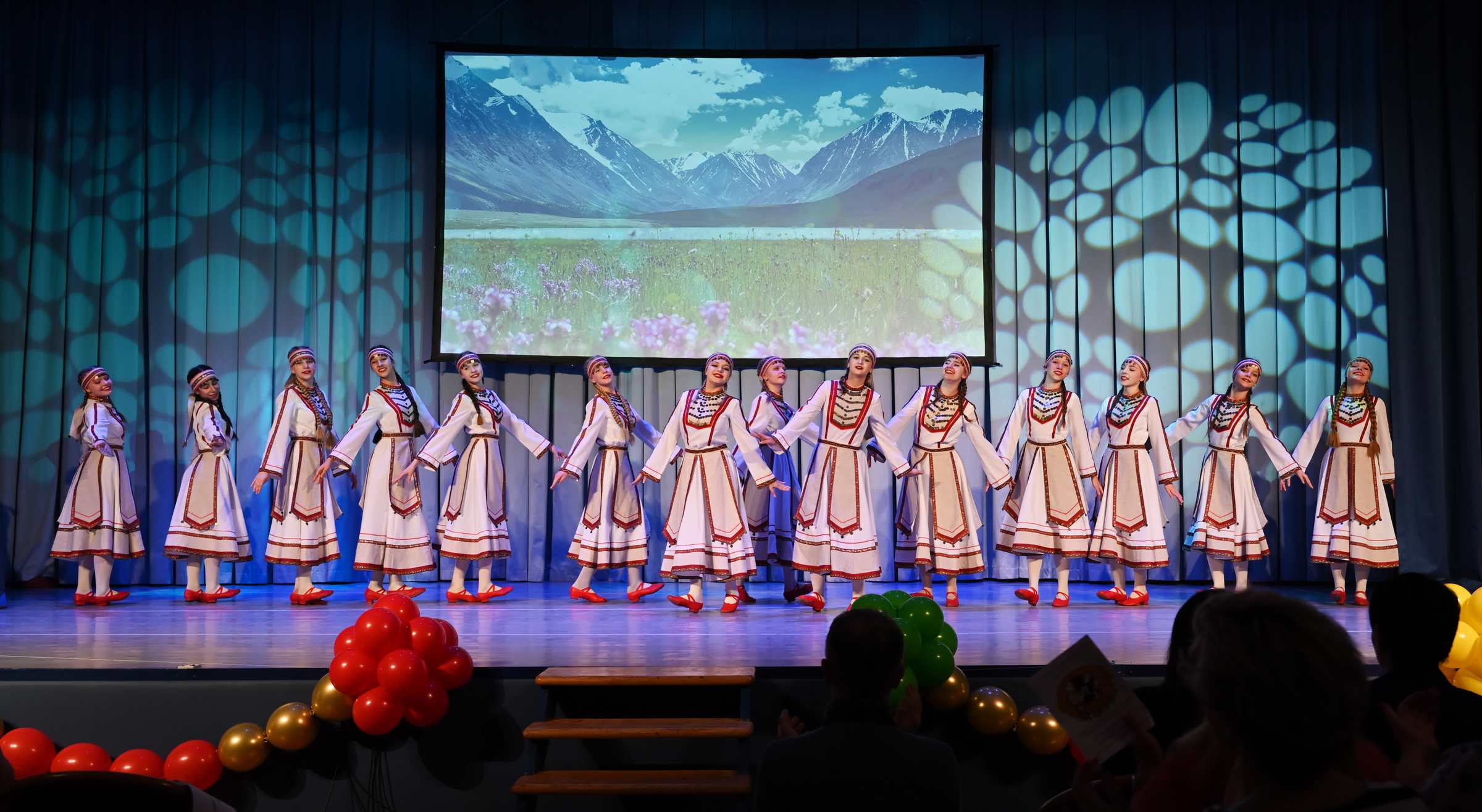 Отчётный концерт детского хореографического коллектива Солнцецвет. Танец марийских красавиц.