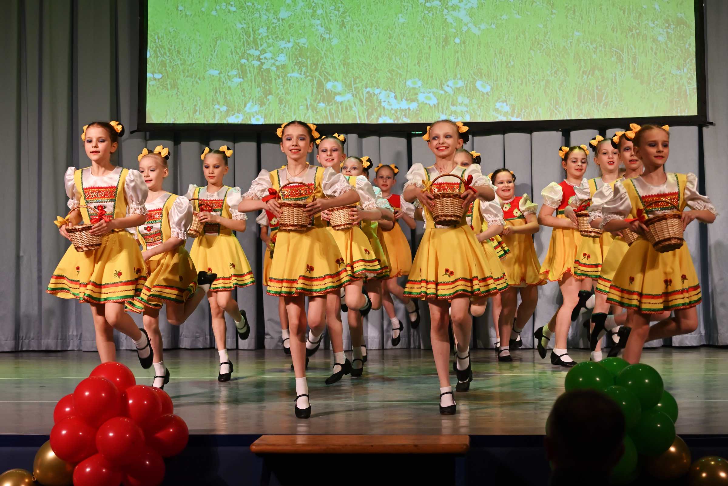 Отчётный концерт детского хореографического коллектива Солнцецвет. Грибочки-ягодки.