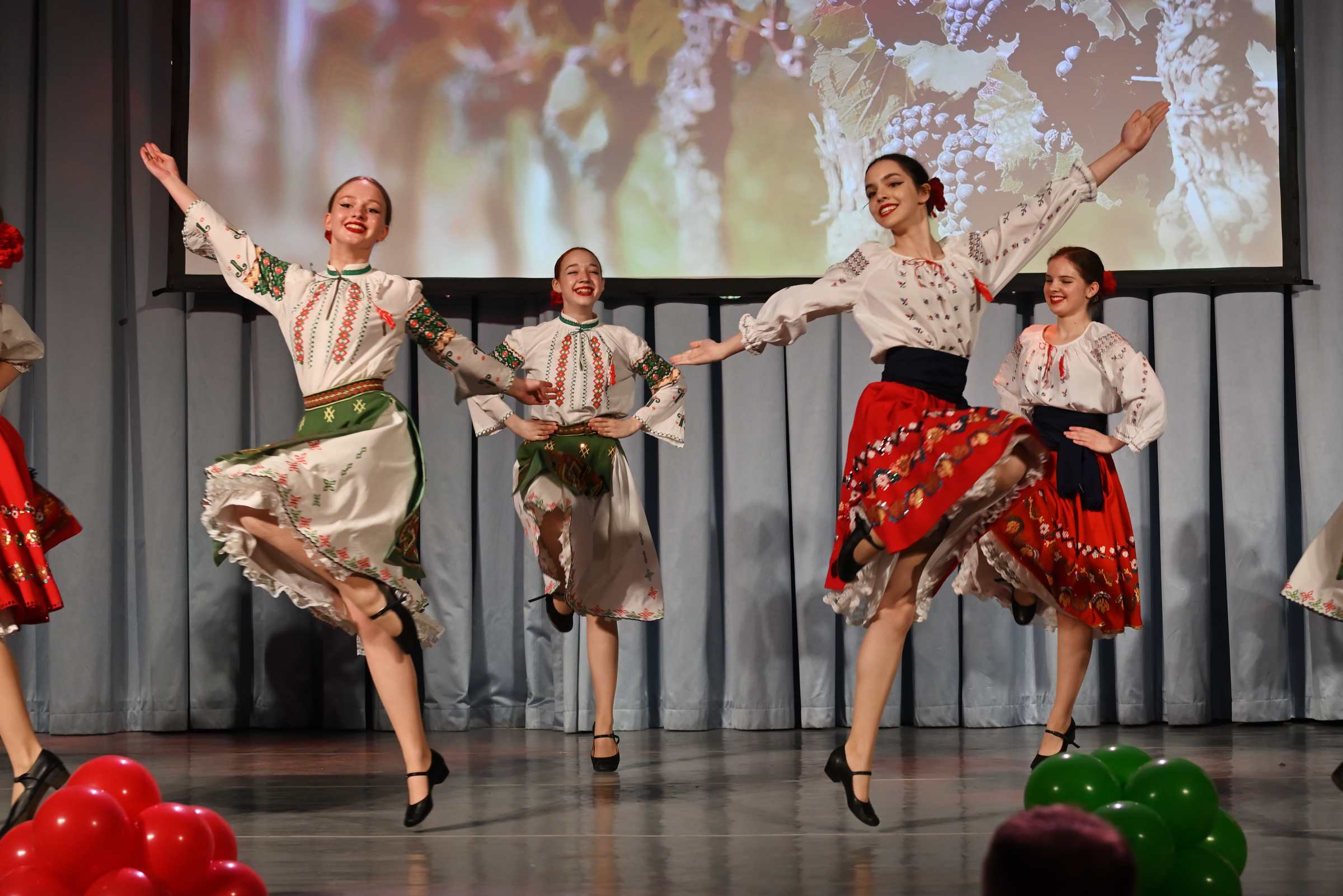 Отчётный концерт детского хореографического коллектива Солнцецвет. Молдавский танец «Под небом Плоэштии».