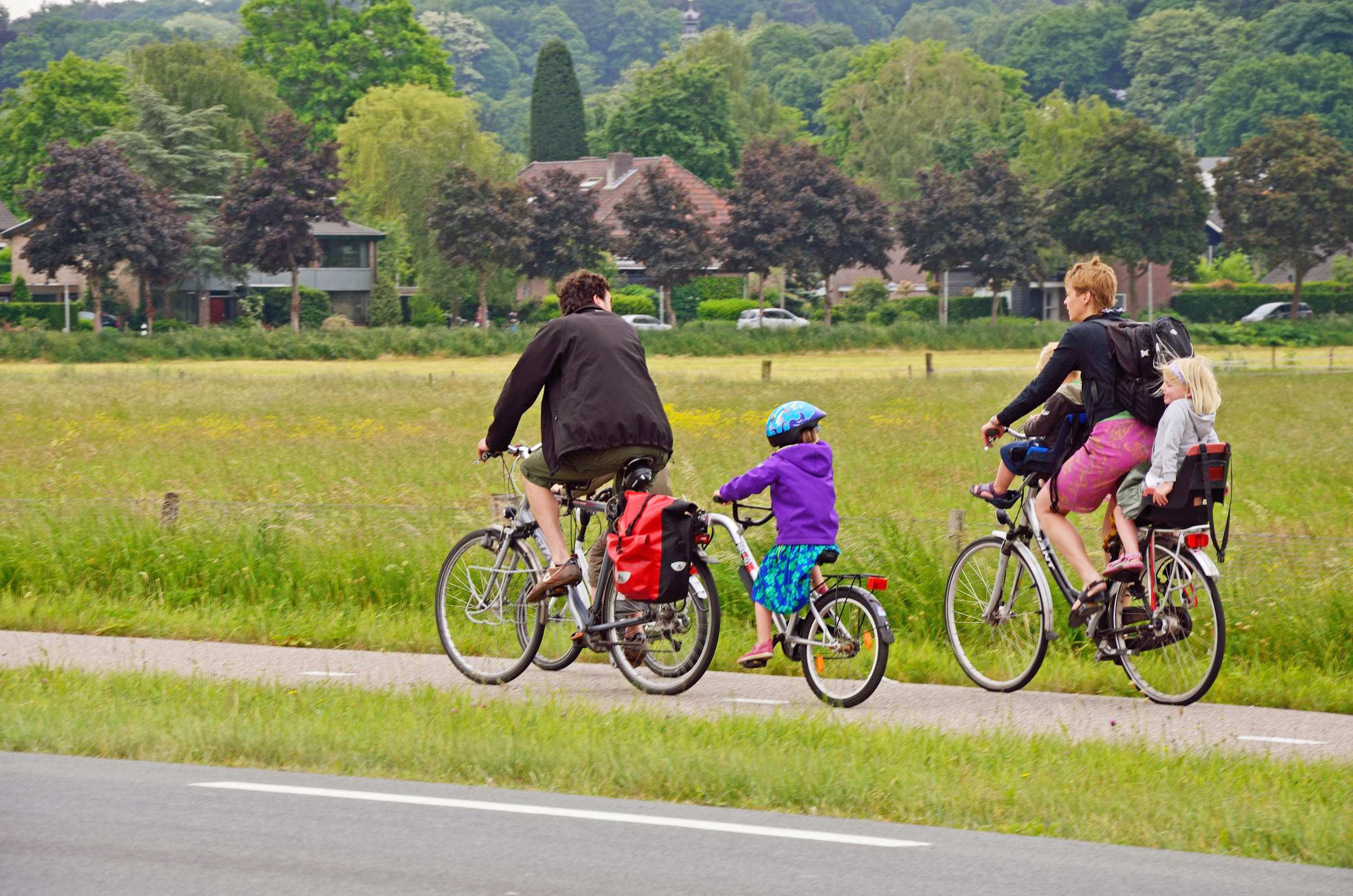 Нидерланды. Семья на велосипедах.