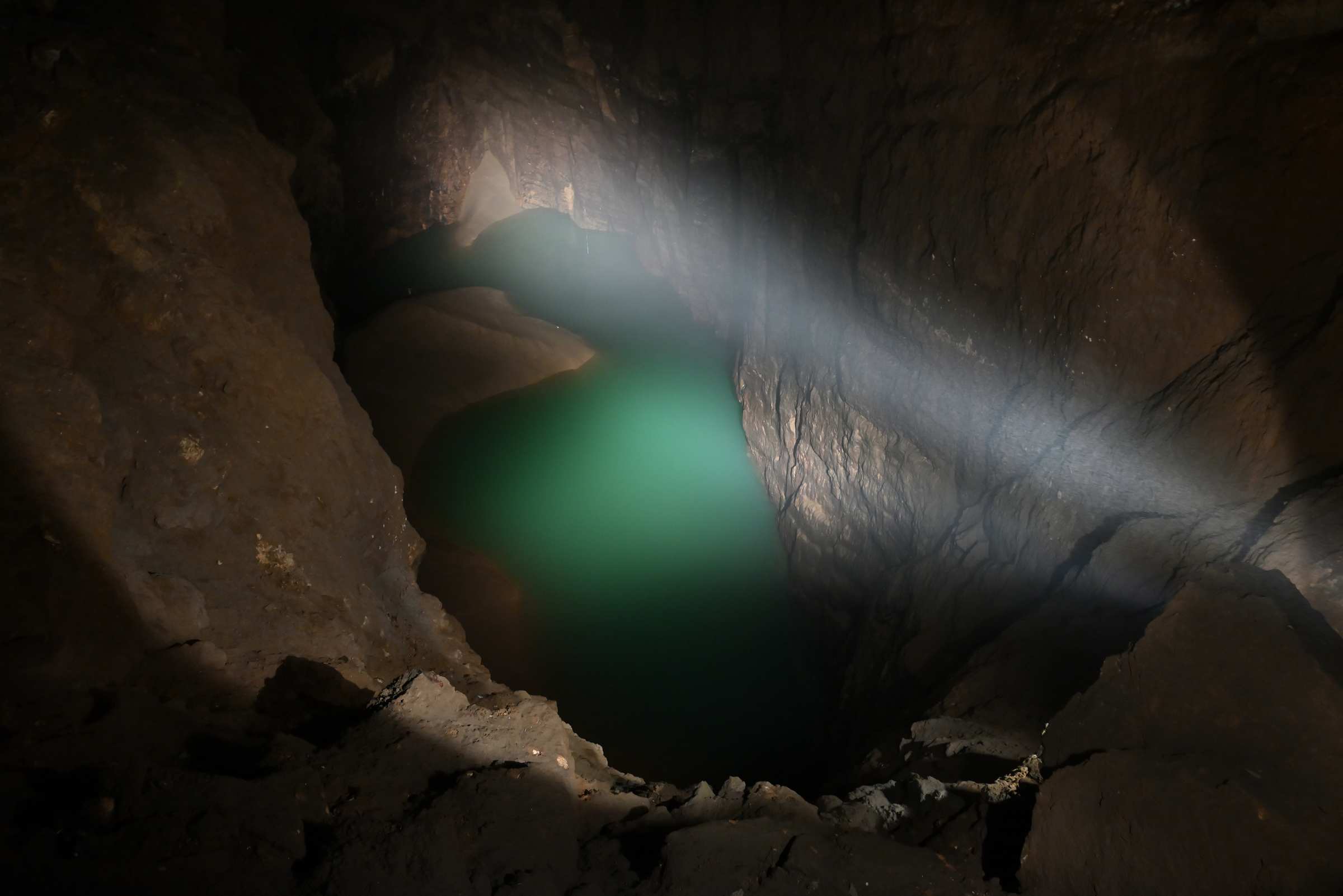Абхазия. Новоафонская пещера. Зал «Анакопия». Подземное озеро Голубое.