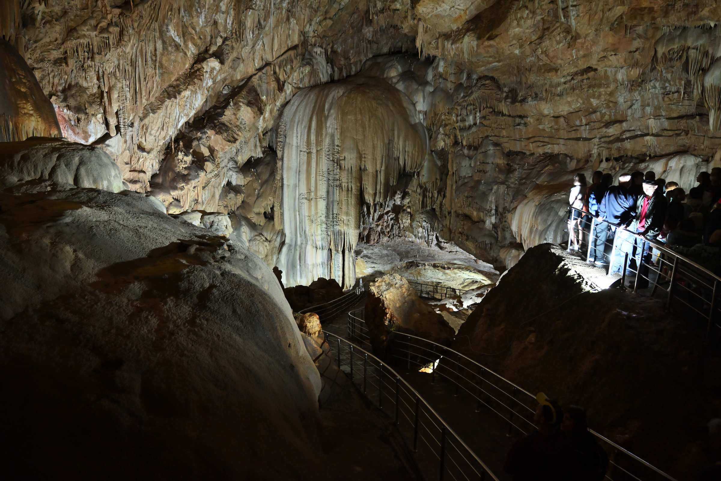 Абхазия. Новоафонская пещера. Зал «Апсны».