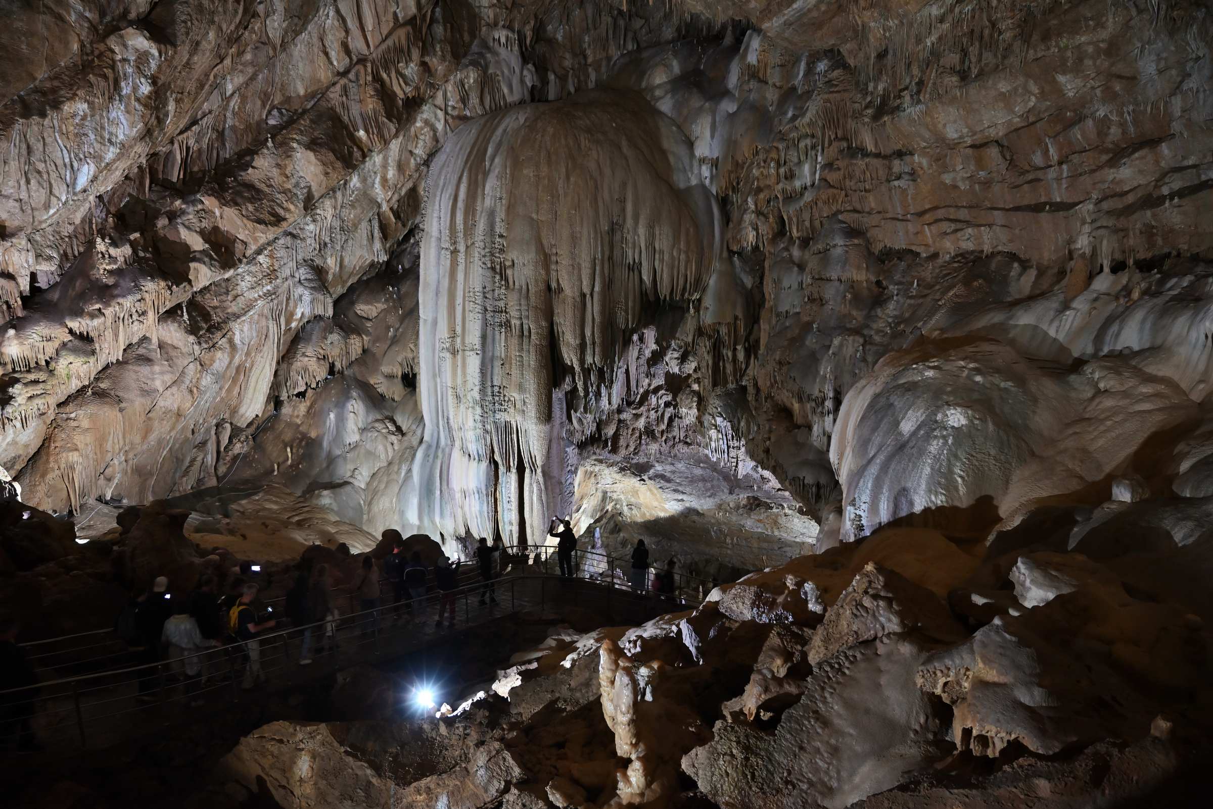 Абхазия. Новоафонская пещера. Зал «Апсны».