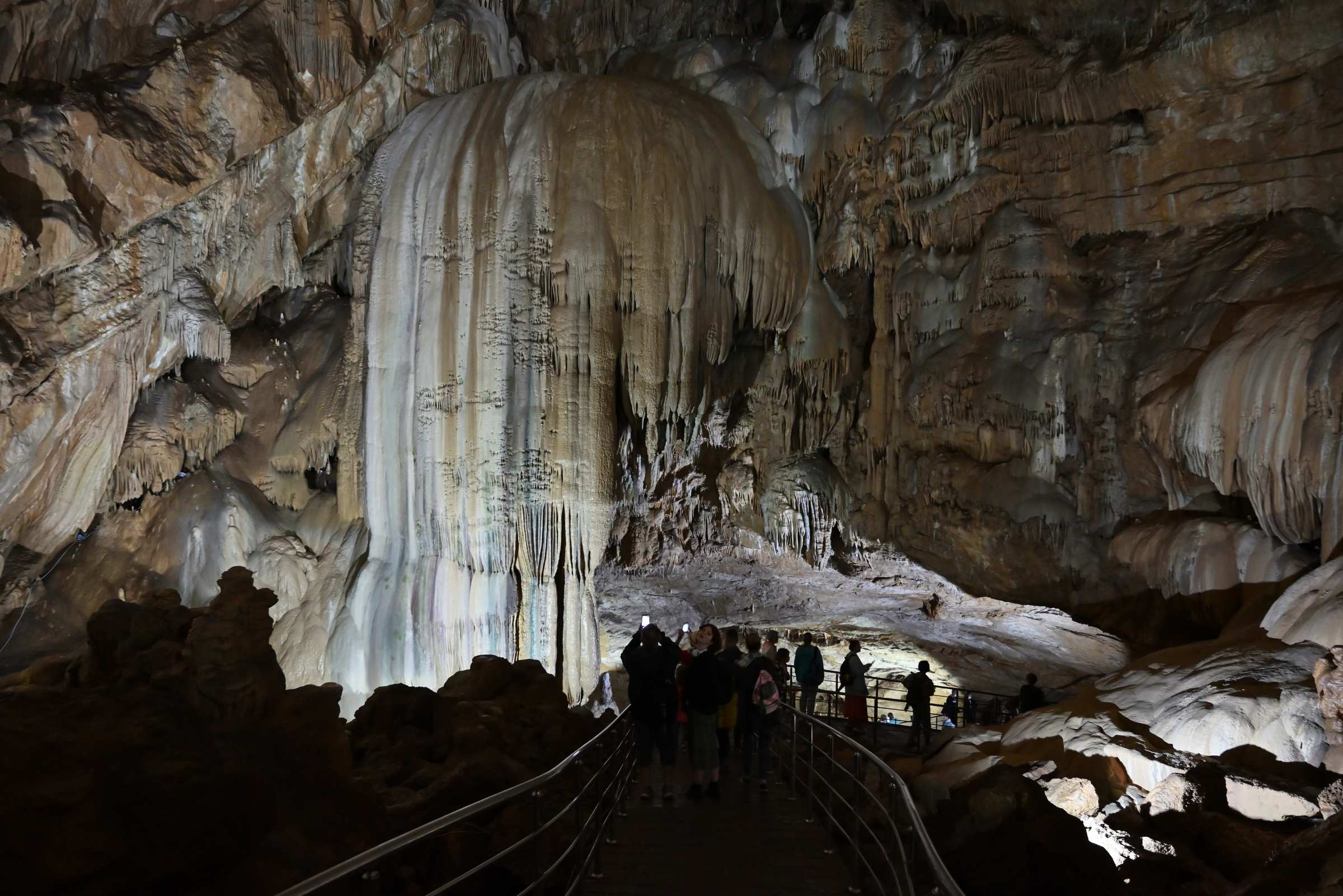Абхазия. Новоафонская пещера. Водопад «Апсны».