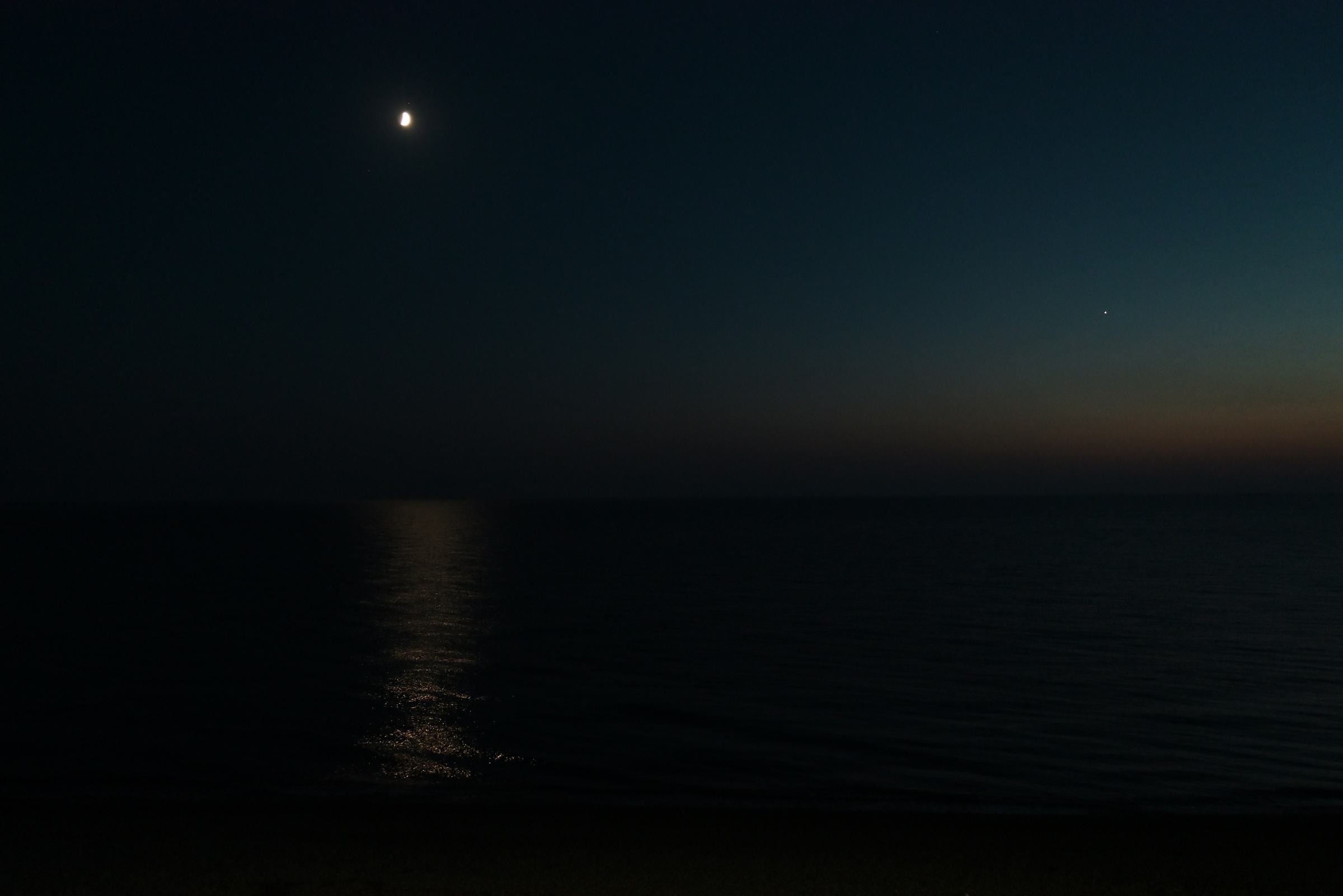 Абхазия. Новый Афон. Море, ночь, луна с балкона Leon Beach Hotel.