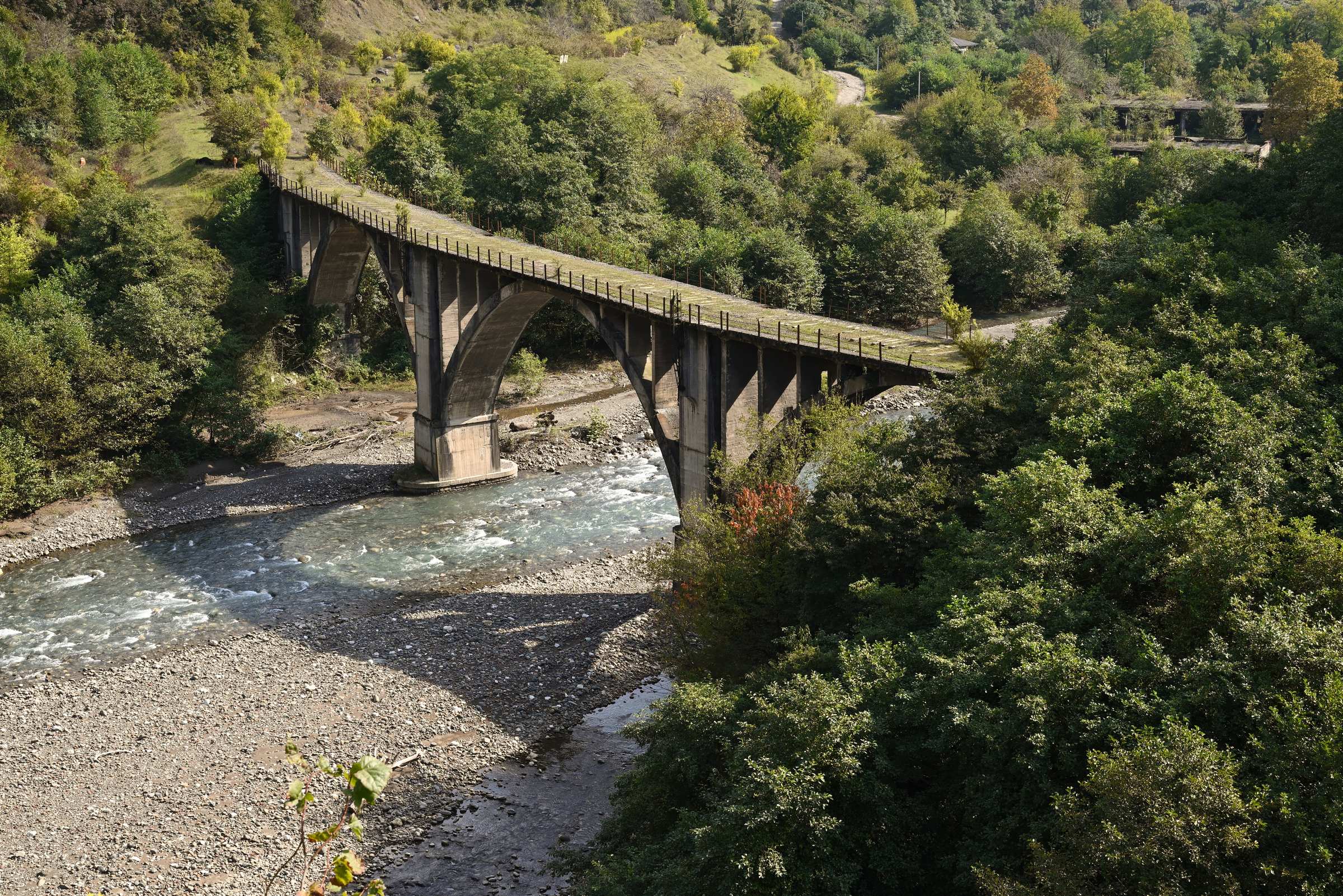 Абхазия. Ткуарчал. Абхазский город-призрак. Железнодорожный арочный мост через реку Галидзга.
