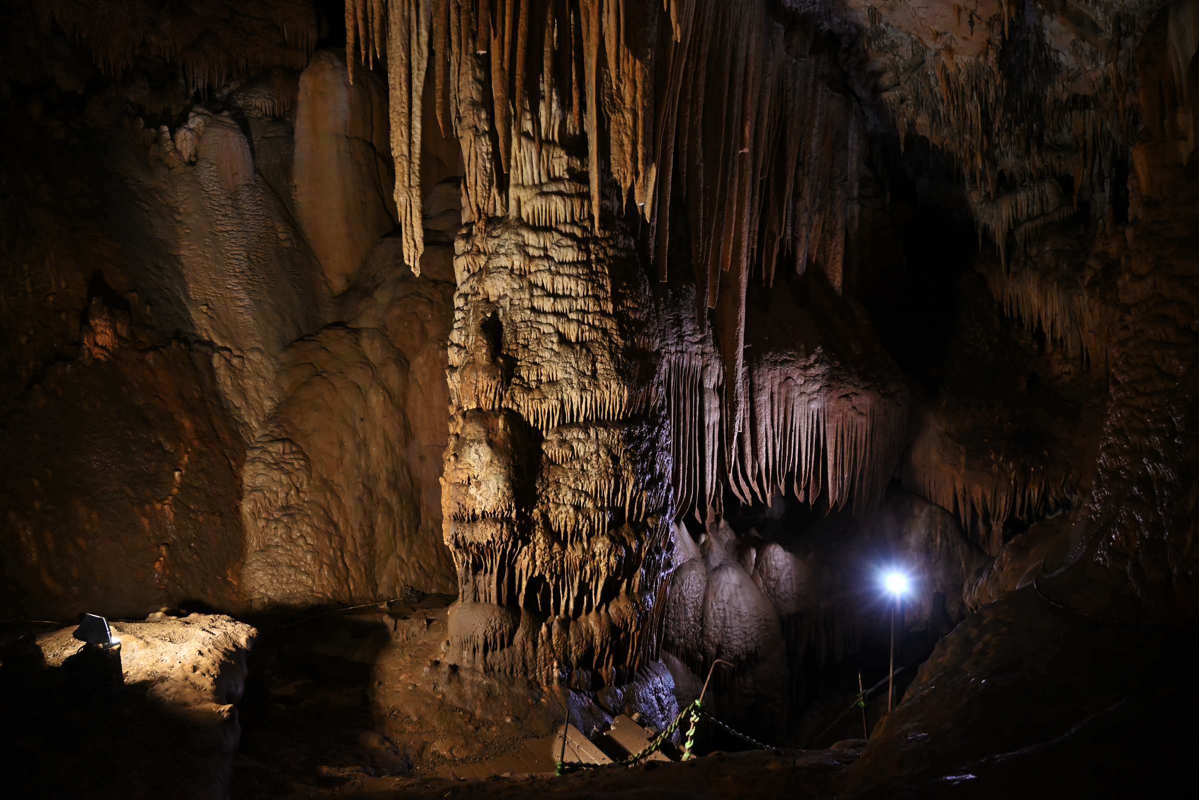 Абхазия. Пещера Абрскила (Отапская пещера).