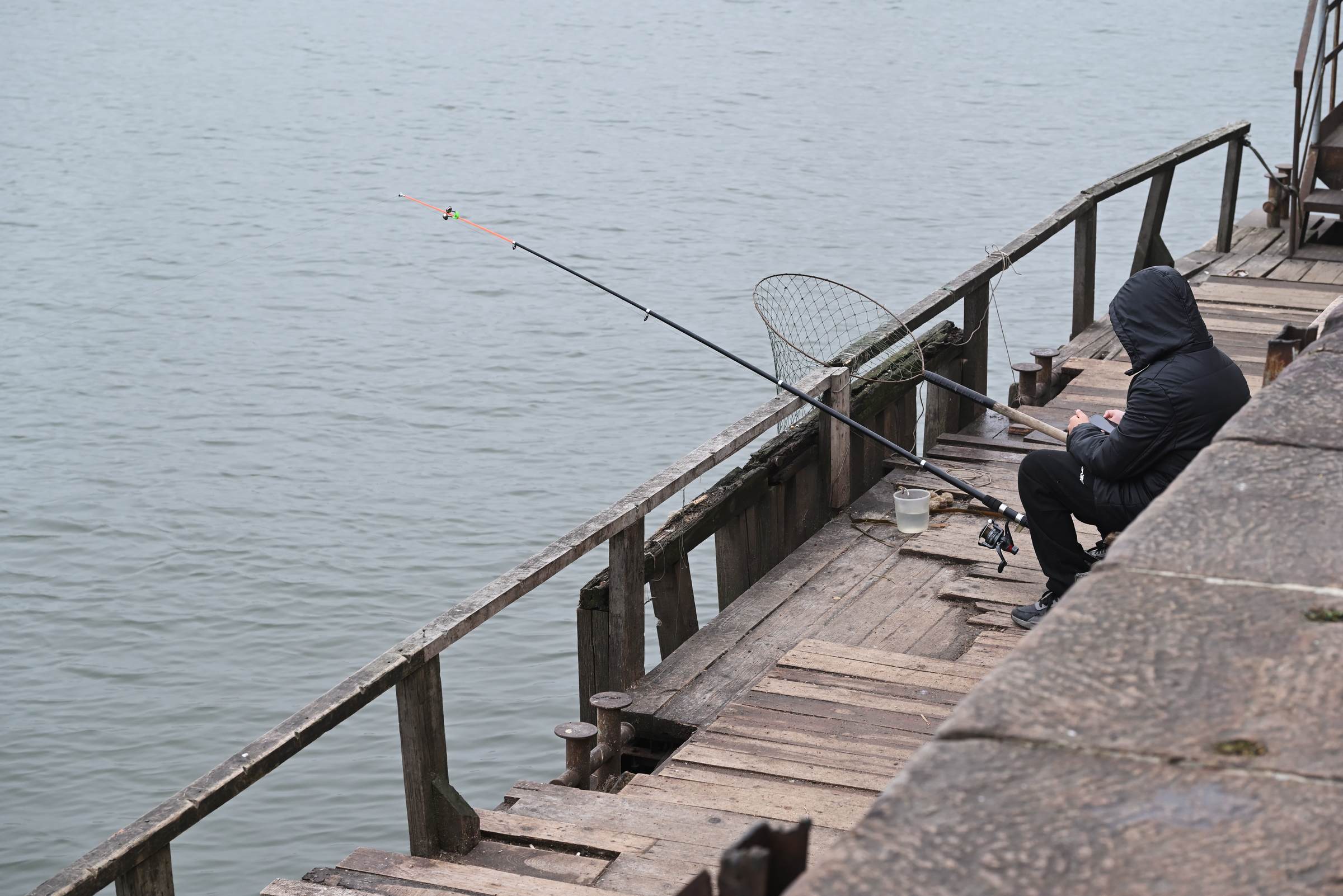 Рыбак на набережной Дона