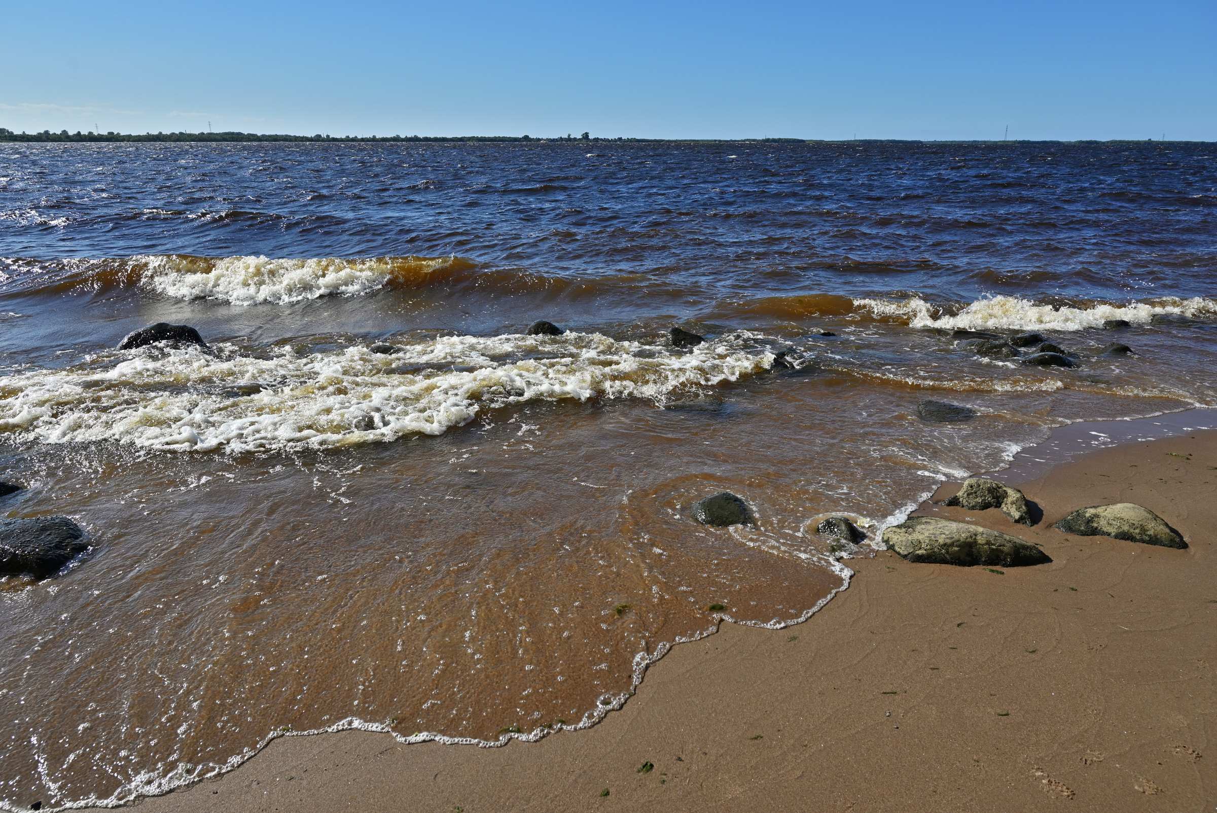 Северная Двина в Архангельске. Небольшой пляж.