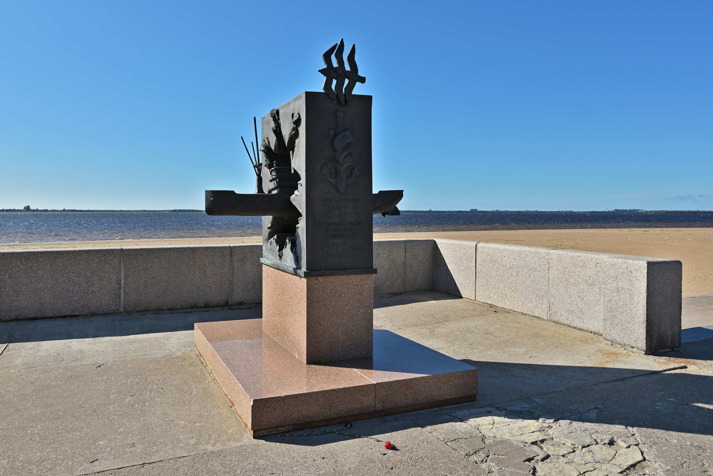 Памятник «Северным конвоям» на набережной в Архангельске.