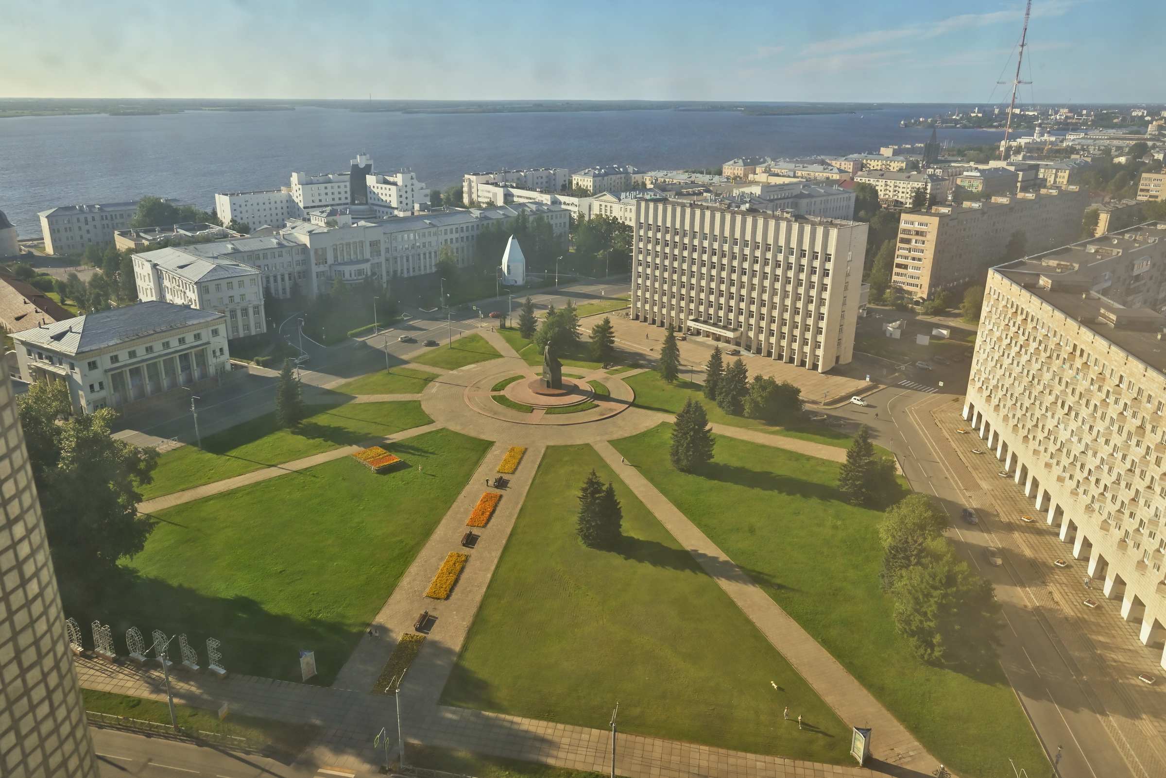 Вид на Архангельск с последних этажей высотки.