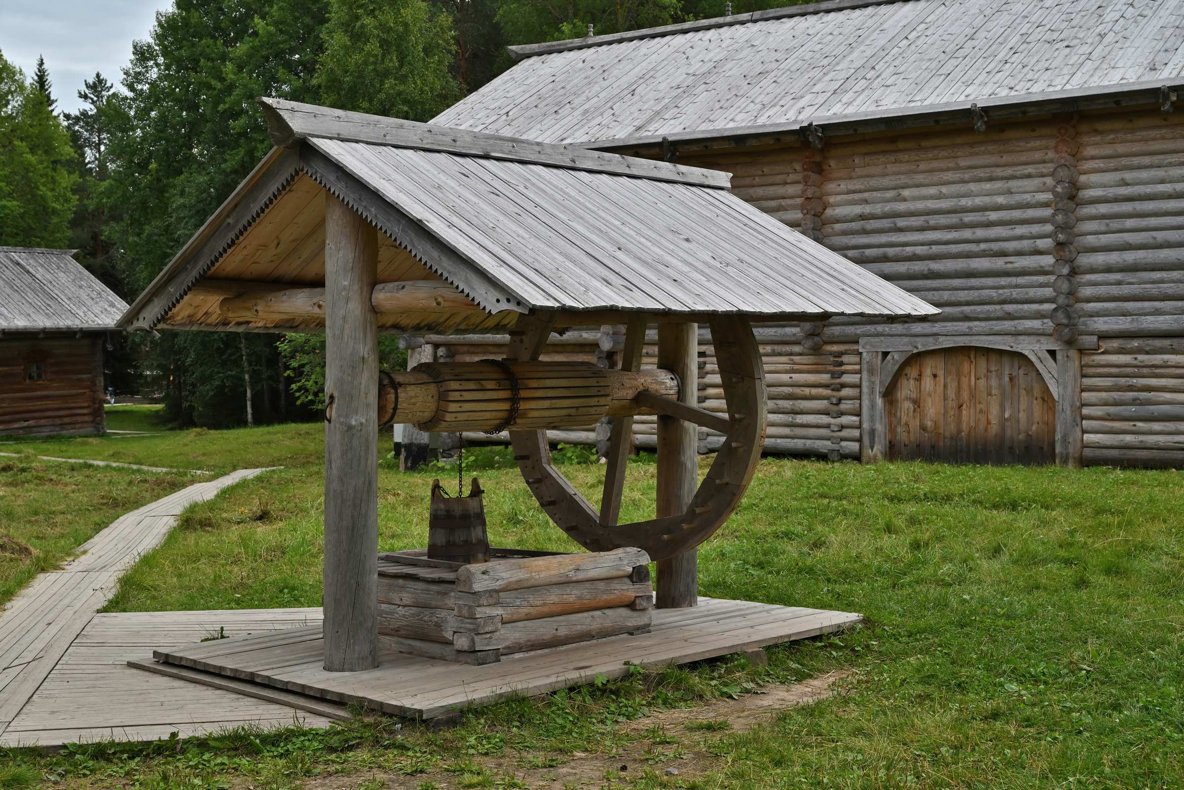 Музей деревянного зодчества «Малые Корелы». Колодец с воротом.