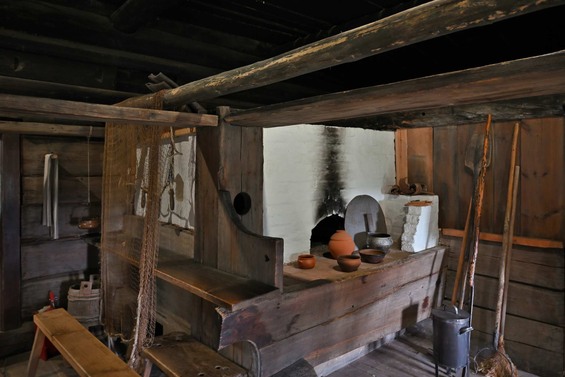Музей деревянного зодчества «Малые Корелы». Дом-двор Третьякова М. А. Глинобитная печь, топившаяся «по-чёрному».
