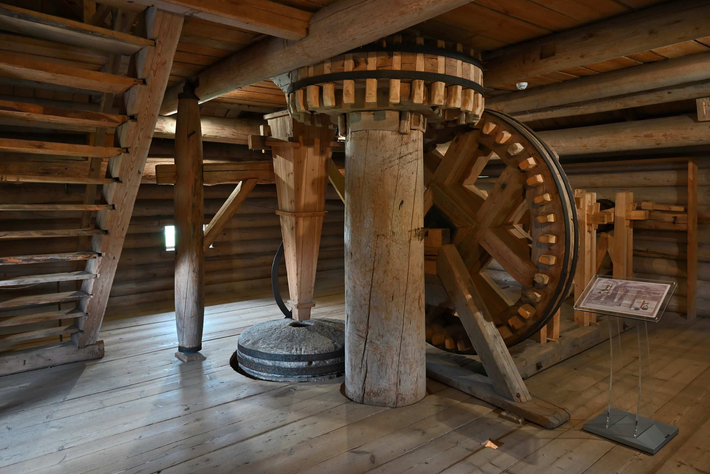 Музей деревянного зодчества «Малые Корелы». Ветряная мельница-шатровка.