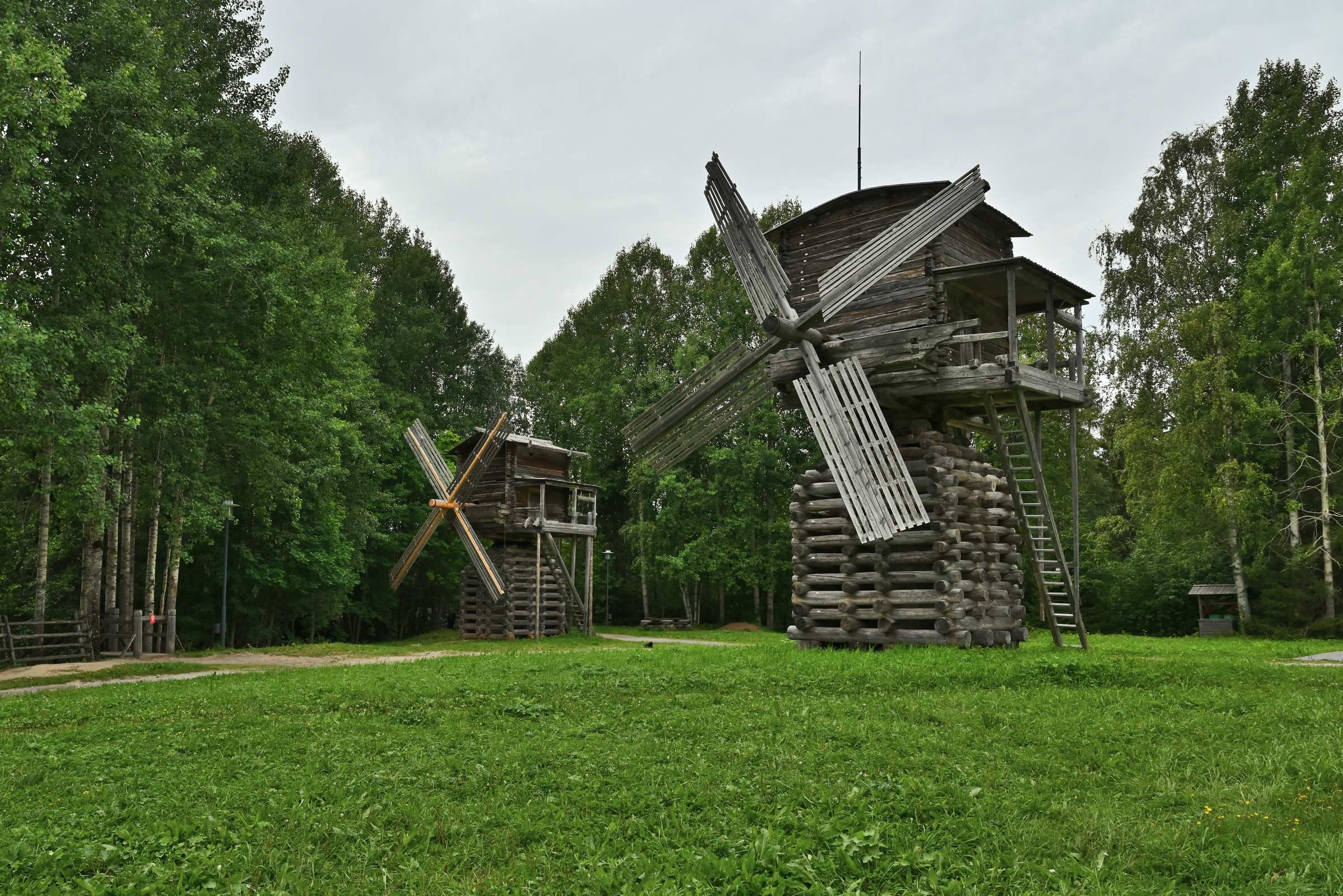 Музей деревянного зодчества «Малые Корелы». Ветряные мельницы-столбовки.