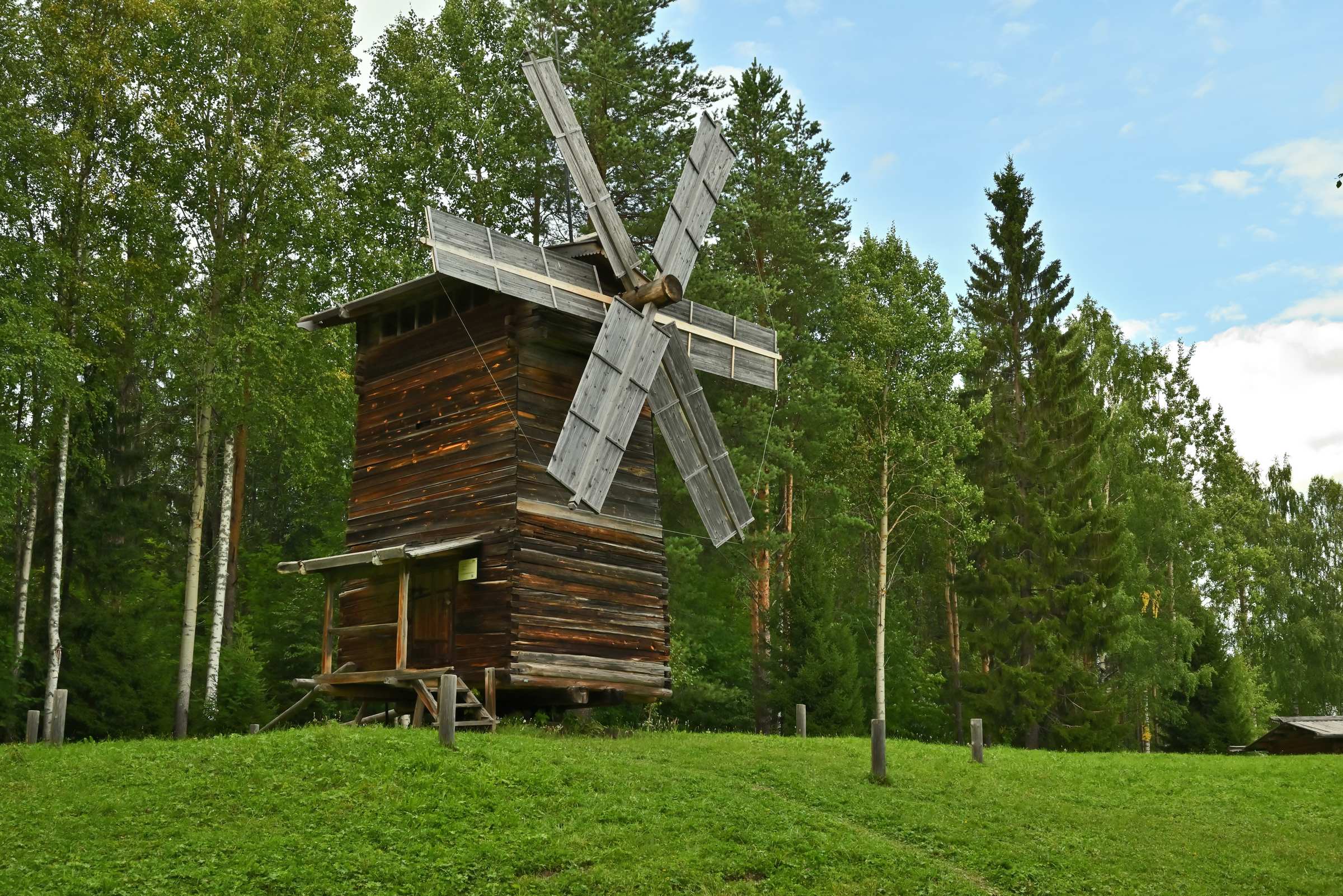 Музей деревянного зодчества «Малые Корелы». Ветряная мельница-столбовка.
