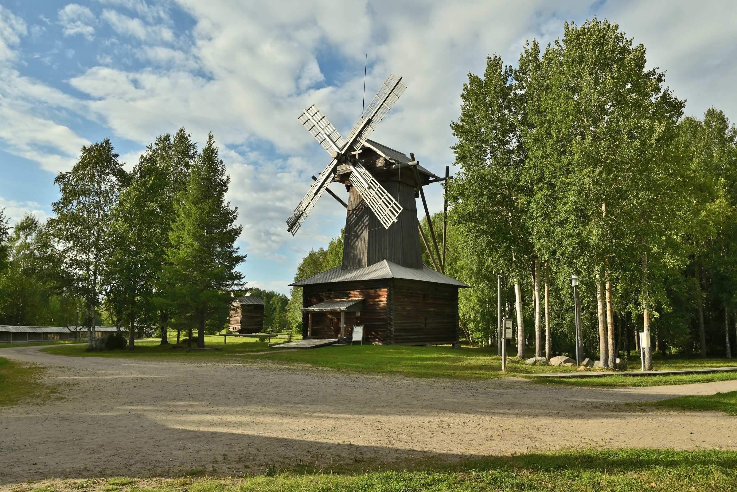 Музей деревянного зодчества «Малые Корелы». Ветряная мельница-шатровка.