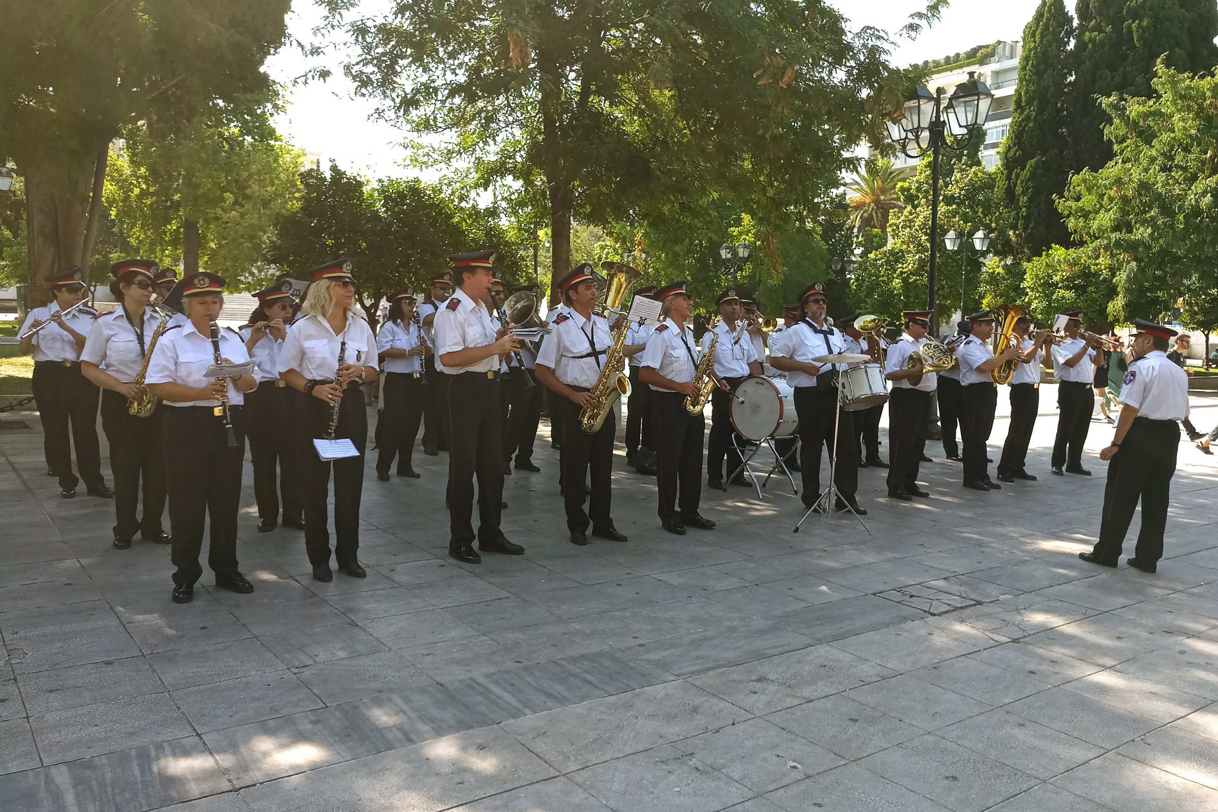 Оркестр на площади у метро Синтагма в Афинах