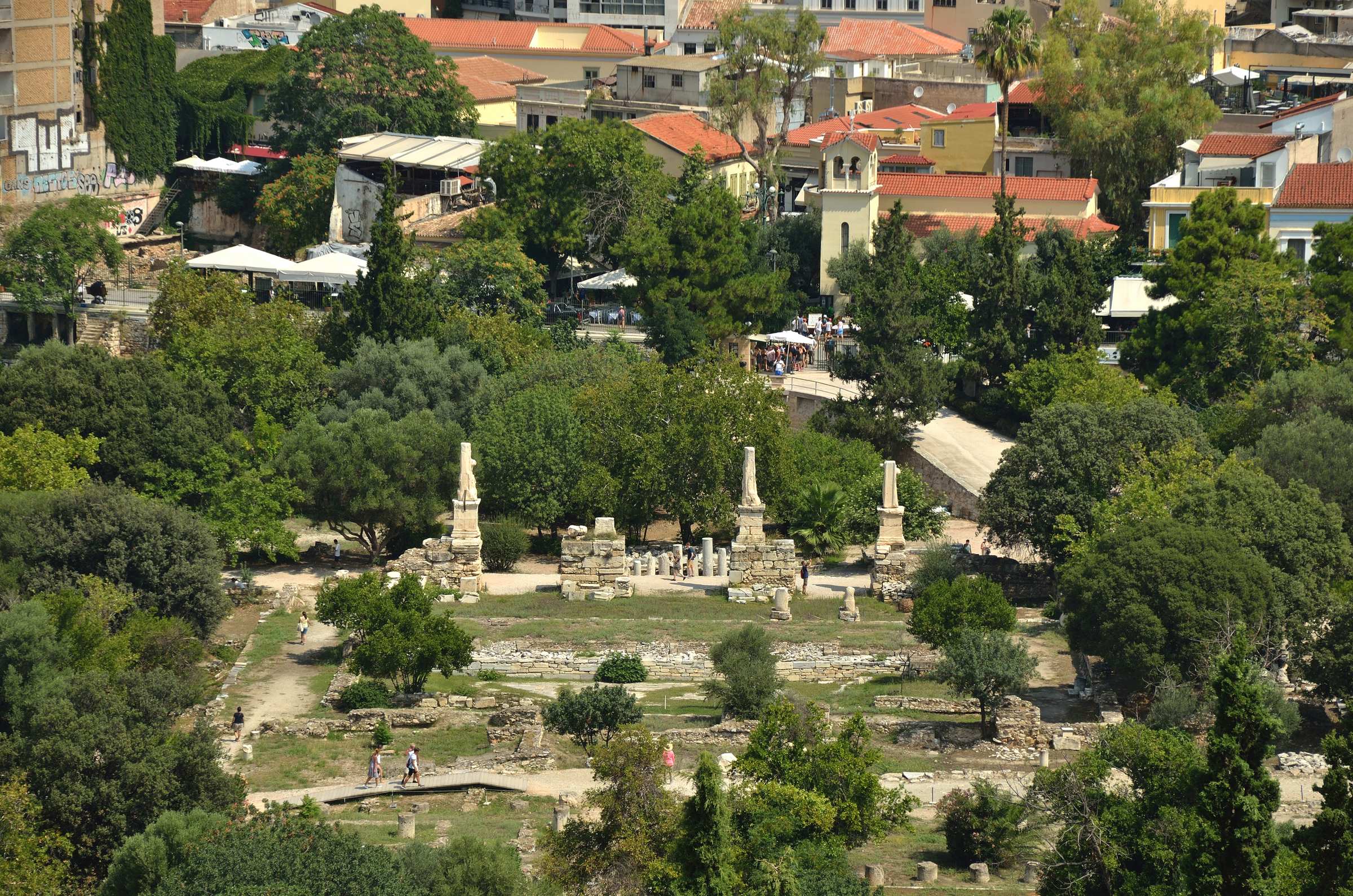 Вид на Одеон Агриппы с холма Ареопаг в Афинах