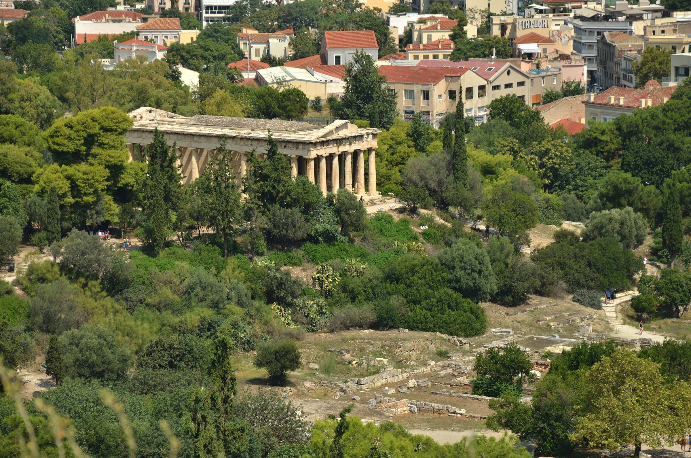 Вид на храм Гефеста с холма Ареопаг в Афинах