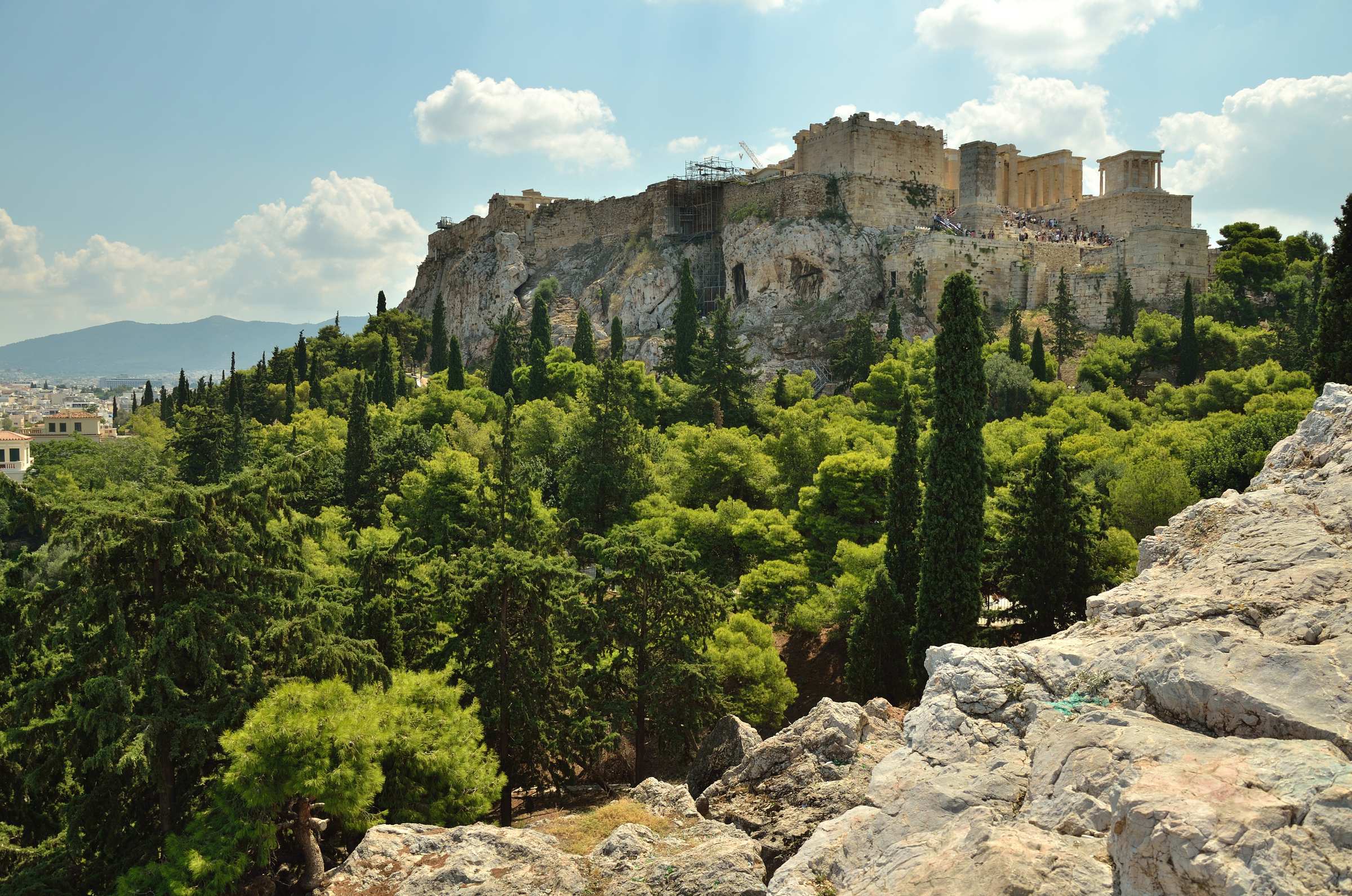 Вид на Акрополь с холма Ареопаг в Афинах