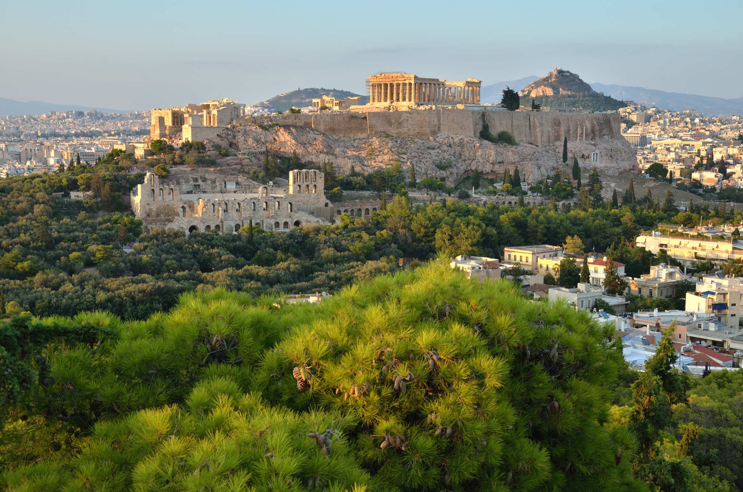 Вид на Акрополь с холма Филопаппа в Афинах
