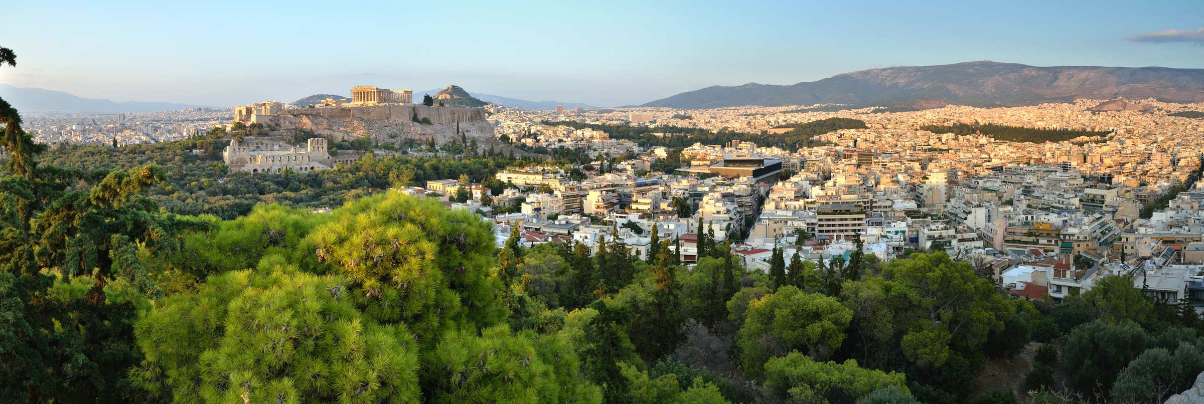 Вид на Афины и Акрополь с холма Филопаппа в Афинах