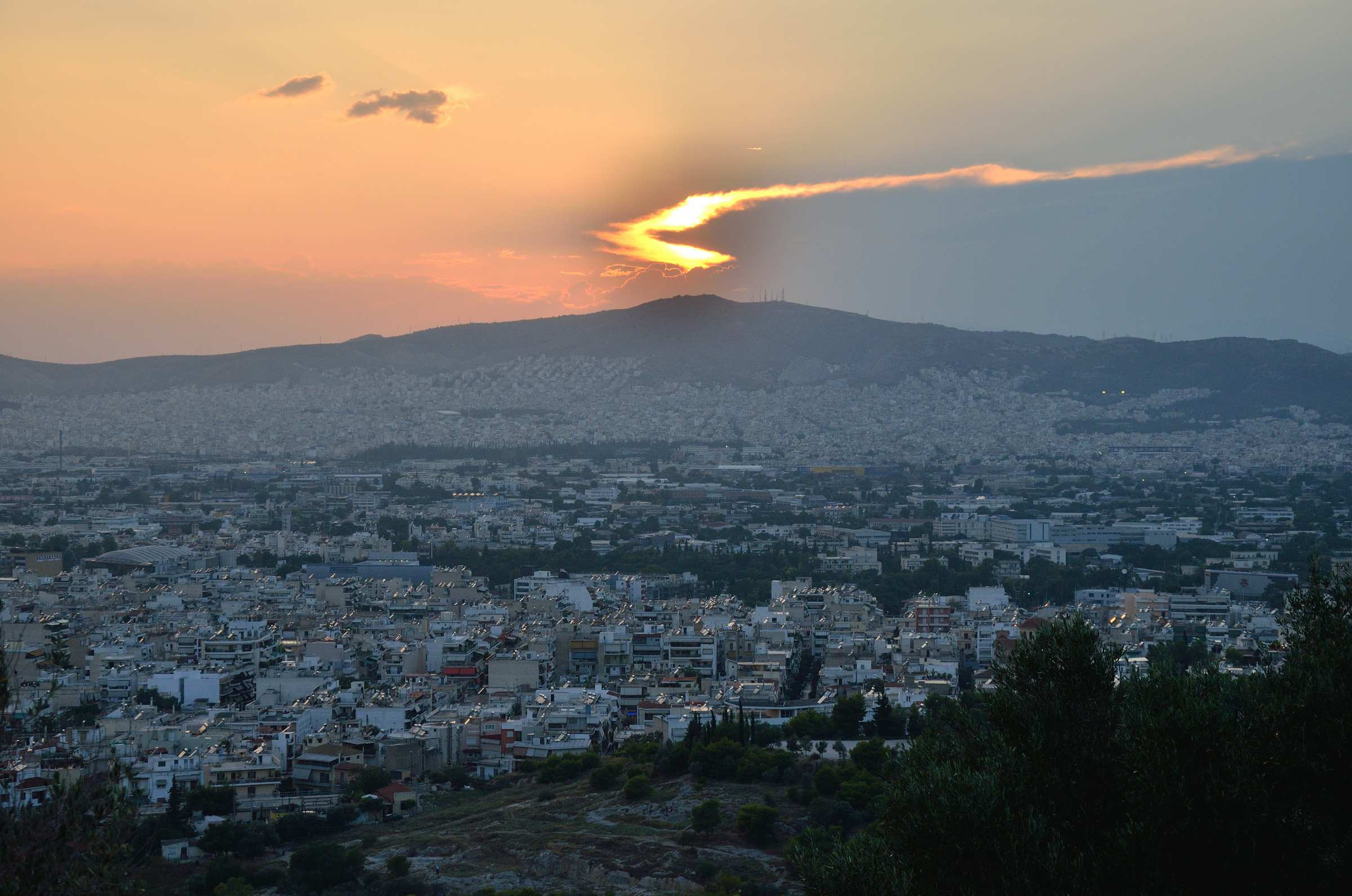 Вечерний вид на Афины с холма Филопаппа в Афинах