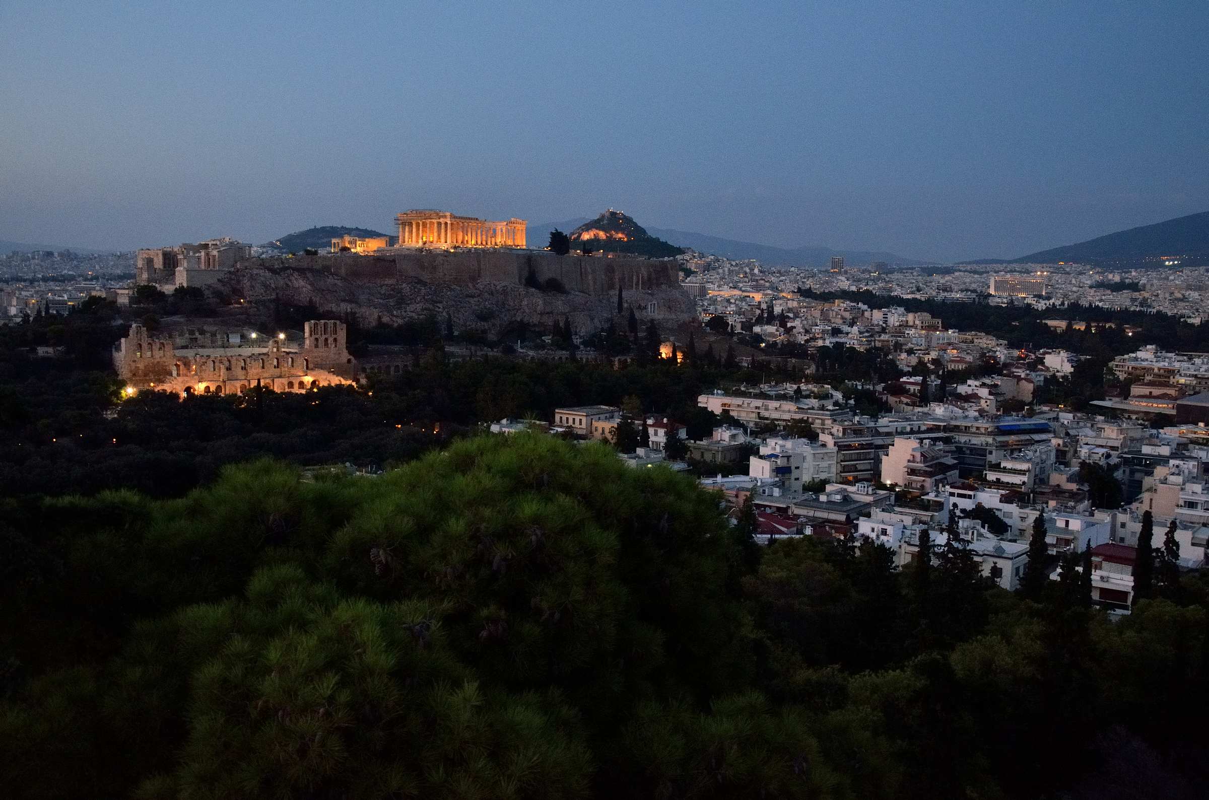 Вечерний вид на Афины и Акрополь с холма Филопаппа в Афинах