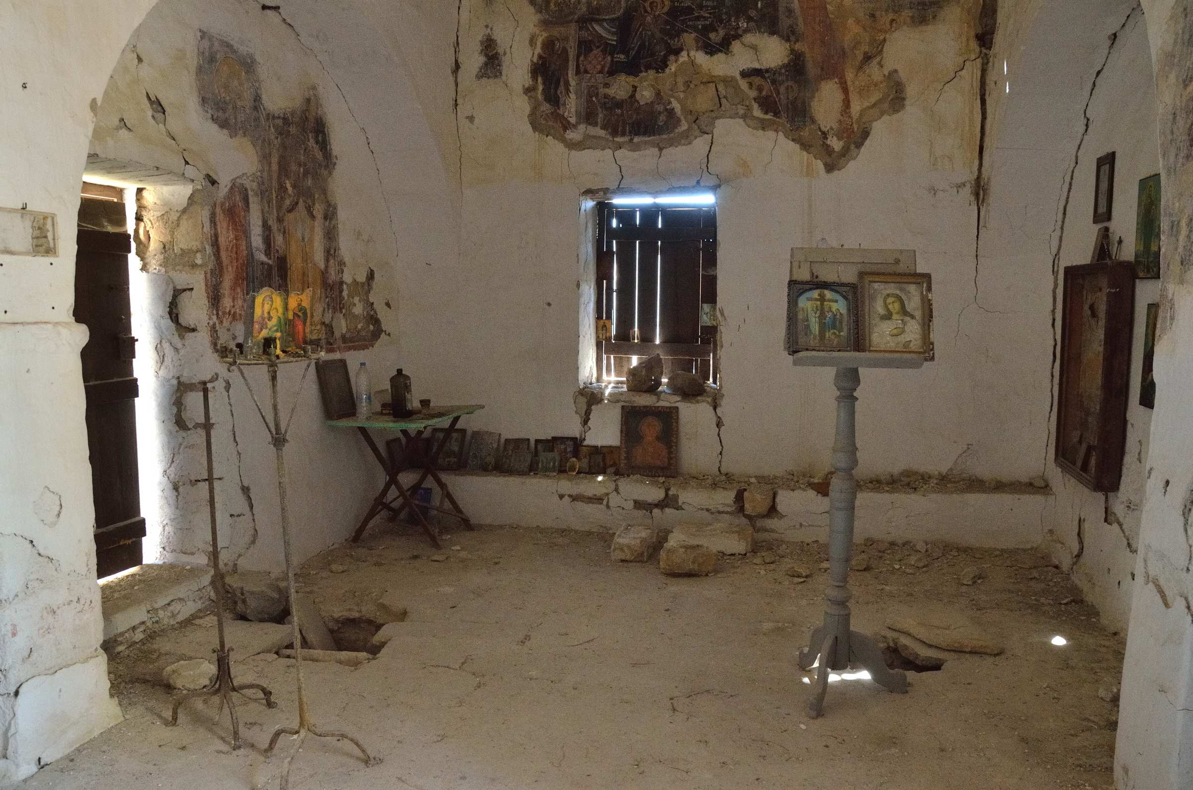 Церковь Святого Эфтимиоса в древнем заброшенном городе Палеохора на острове Эгина