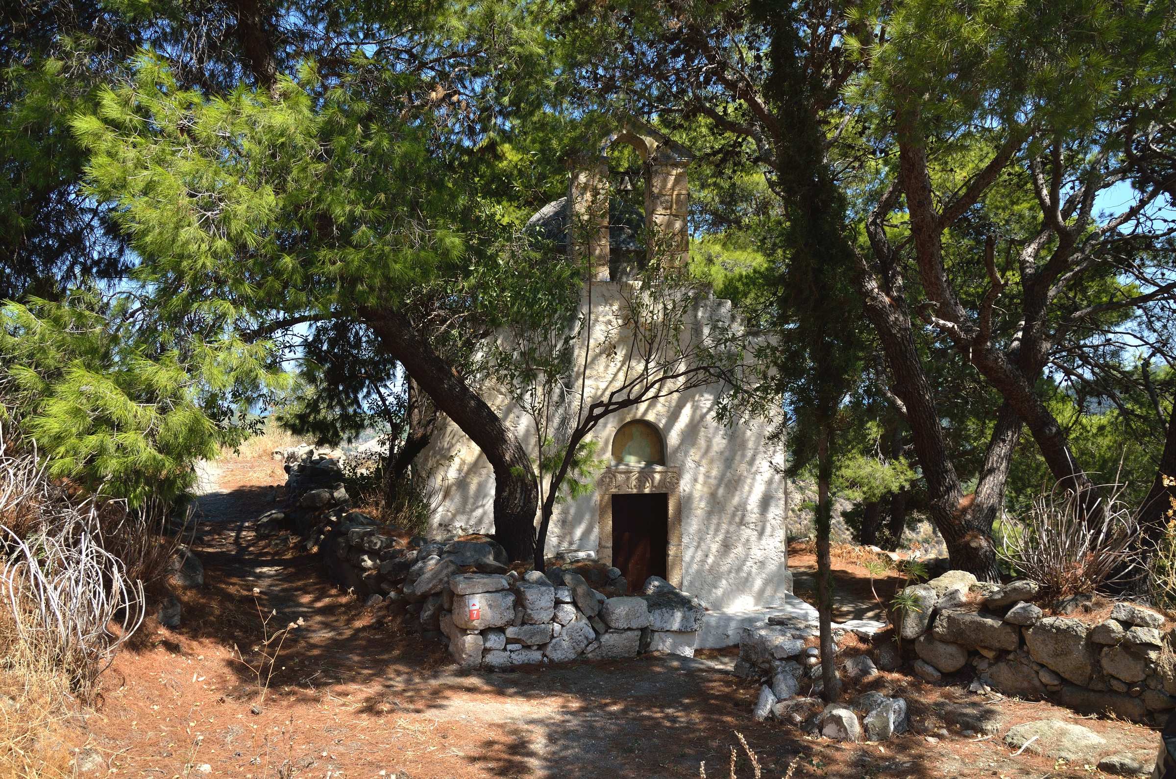 Церковь Святого Иоанна Богослова в древнем заброшенном городе Палеохора на острове Эгина