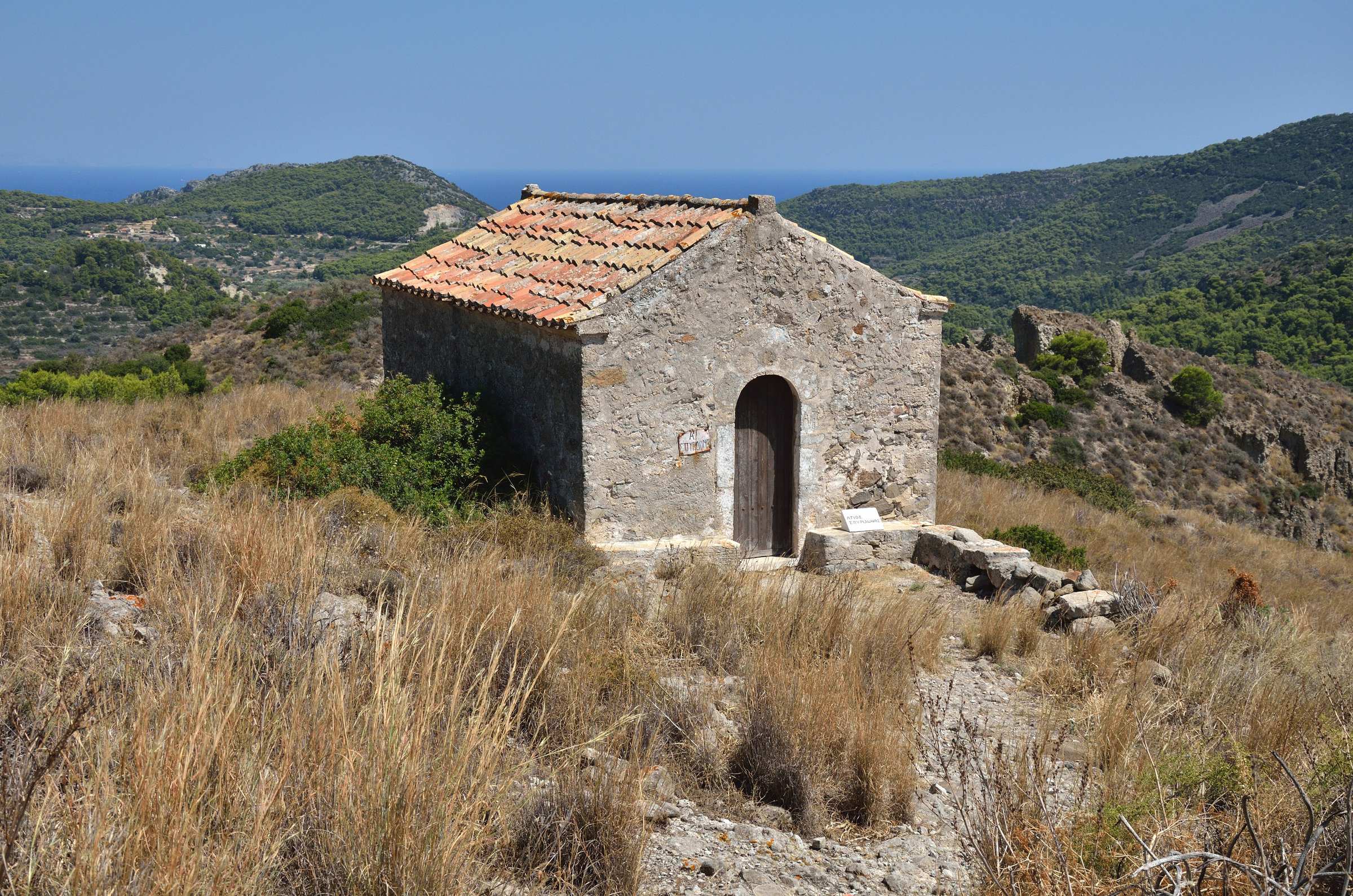 Церковь Святого Спиридона в древнем заброшенном городе Палеохора на острове Эгина