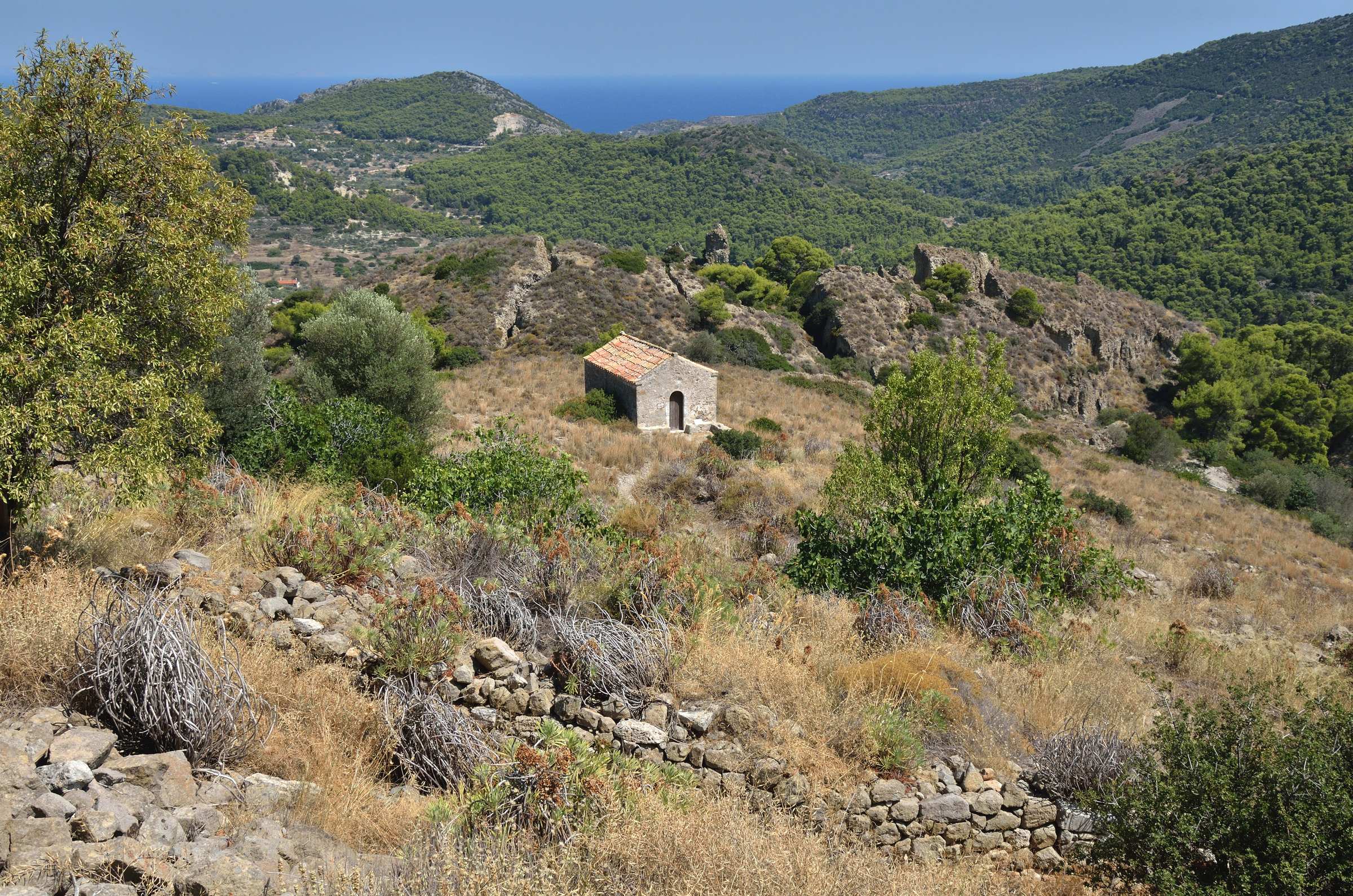 В древнем заброшенном городе Палеохора на острове Эгина